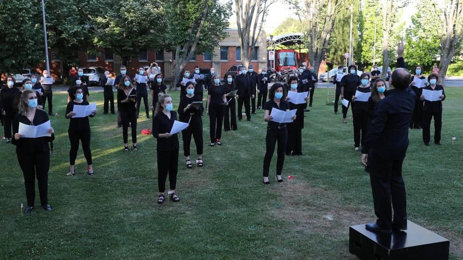 El homenaje se ha realizado en la explanada de Urgencias