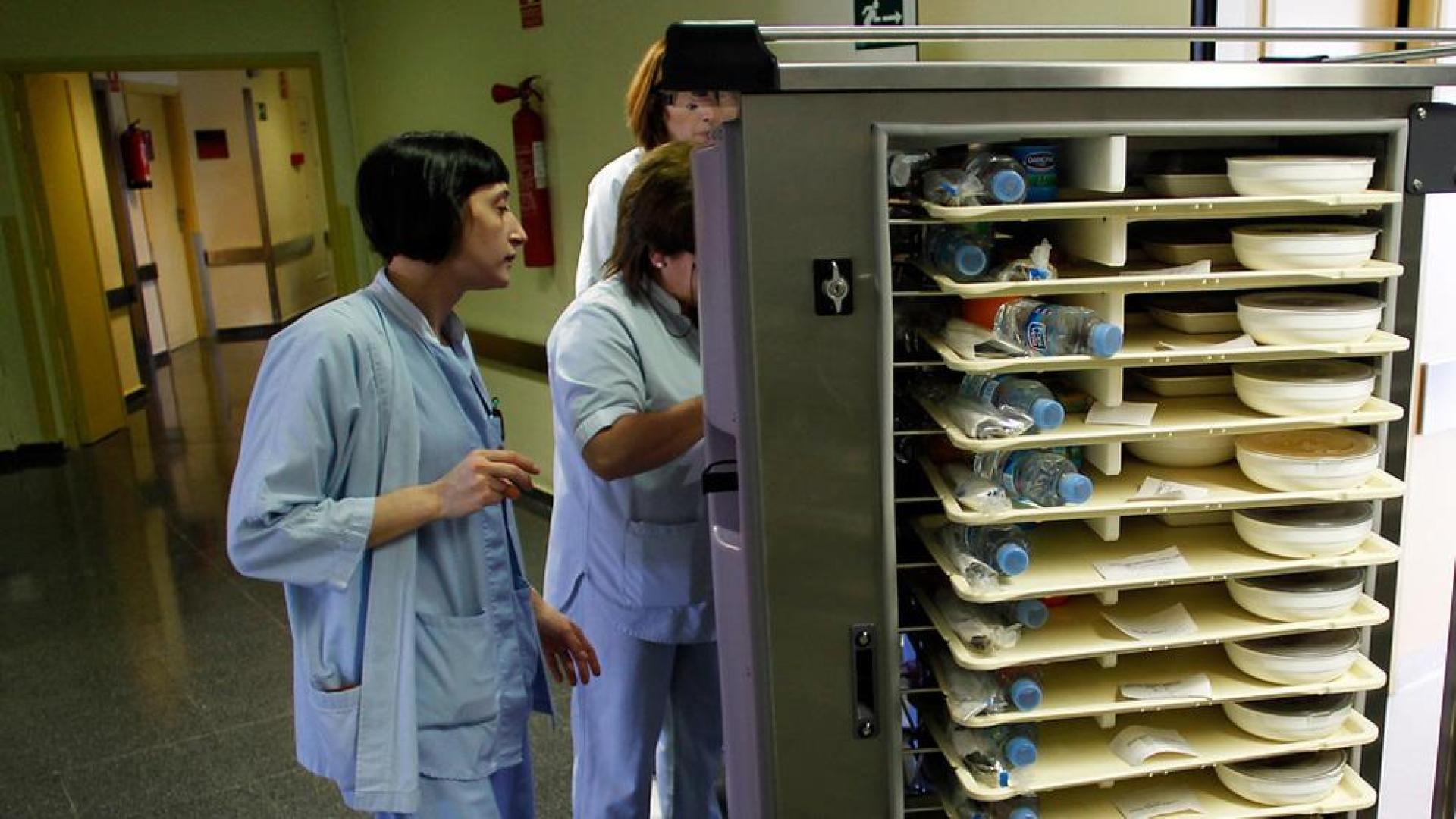 Salud expedienta a 6 celadores por no colaborar en el reparto de comida