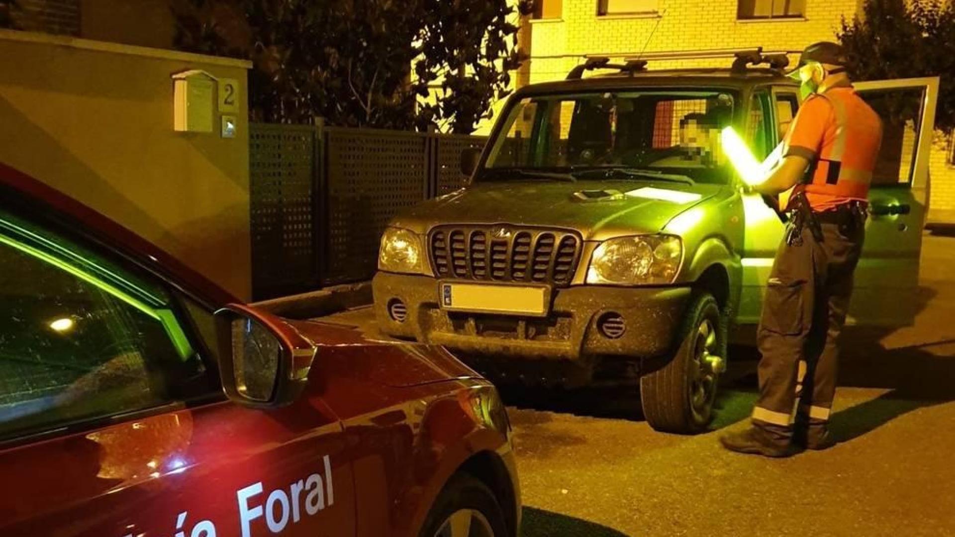 Se da la fuga, abandona el vehículo y se deja el móvil dentro en Cintruénigo