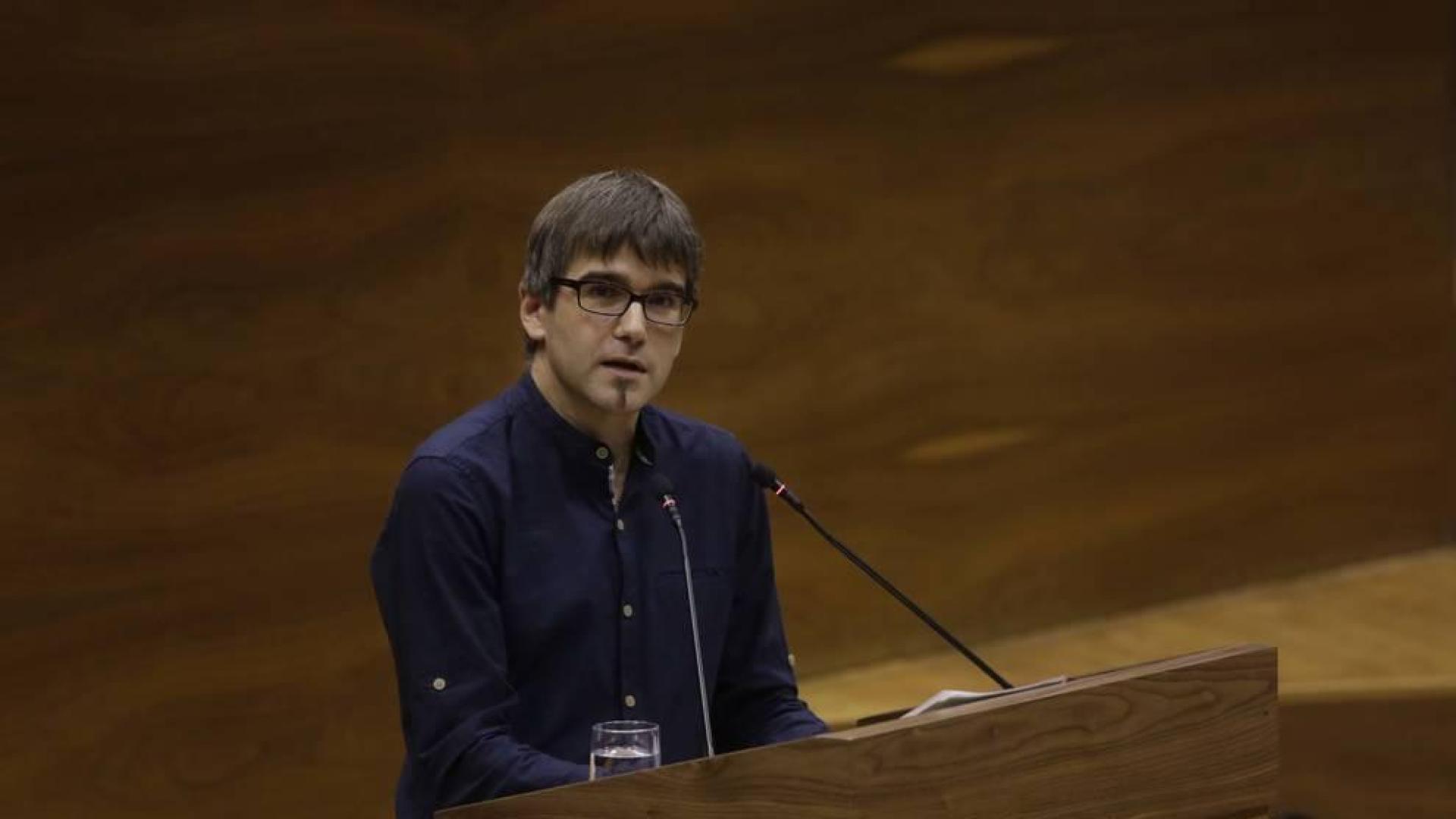 El parlamentario de Geroa Bai Jabi Arakama, durante una intervención en un pleno del Parlamento