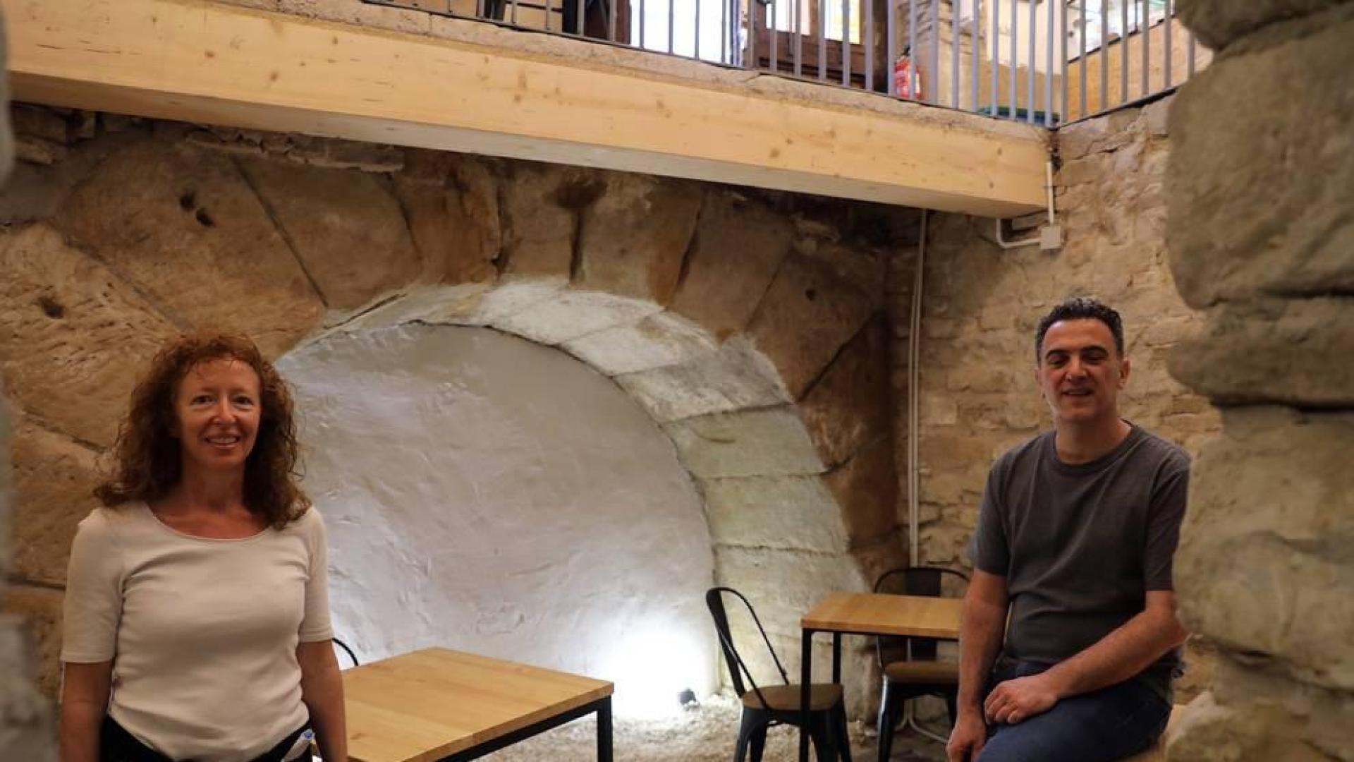 Gael Cecchetto y Luis González, con el arco romano. A la derecha está el pozo medieval y tras la cámara el pasadizo al pozo público.