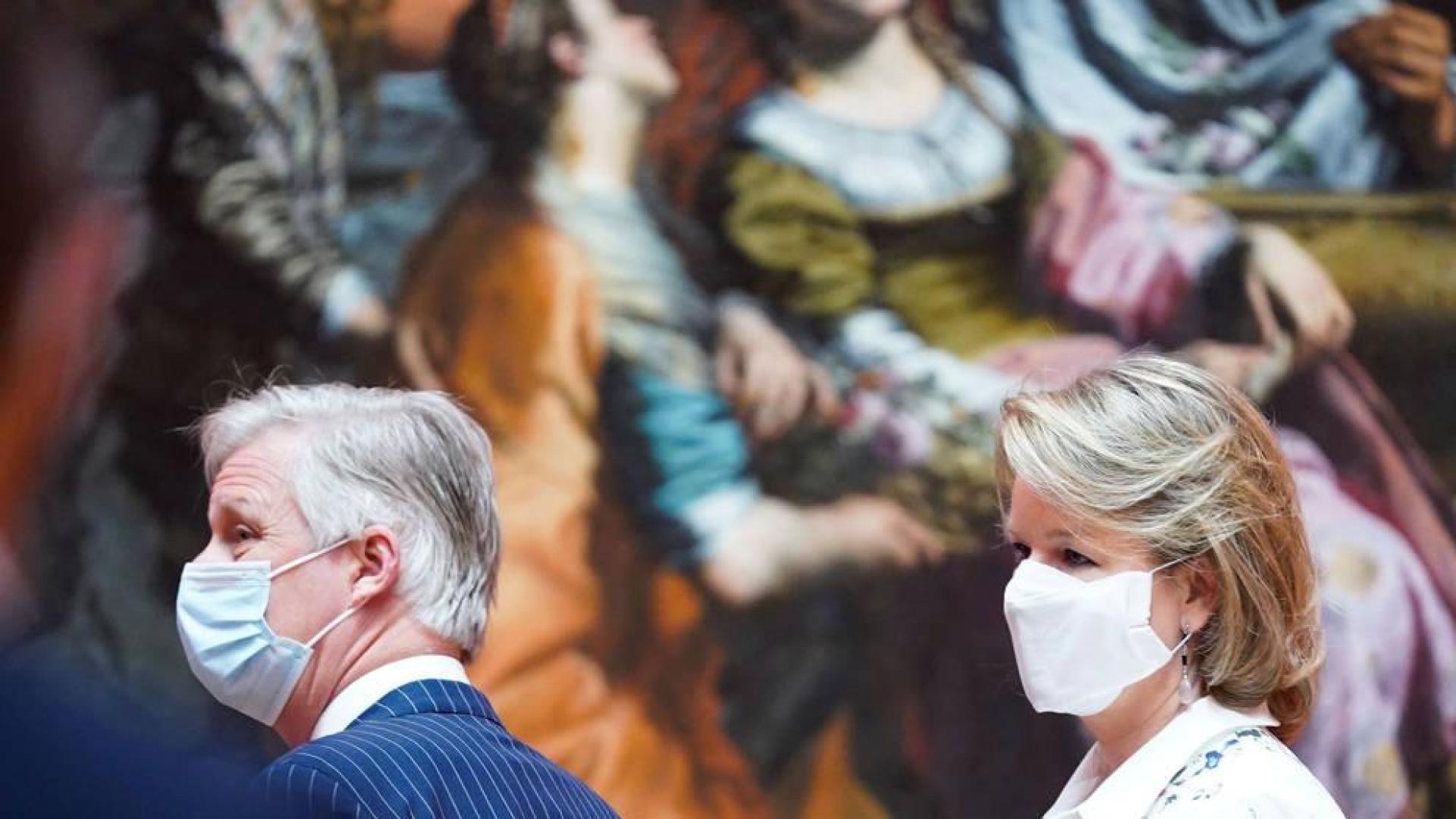 Los Reyes de Bélgica, Matilde y Felipe con mascarillas protectoras durante su visita al Museo Real de Bellas Artes de Bélgica.