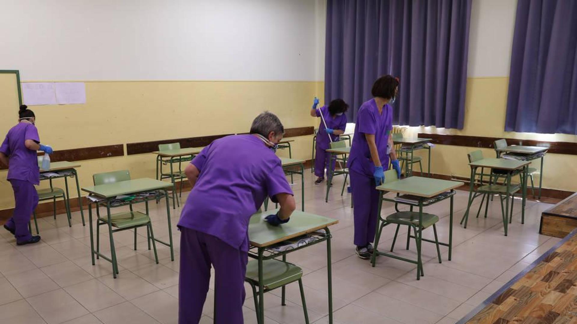 El equipo de limpieza del Instituto Plaza de la Cruz de Pamplona se afana en la desinfección de los espacios que van a abrirse a los alumnos. En las aulas se han distanciado las mesas reduciendo el aforo a 15 estudiantes y cada pupitre se higienizará después de cada uso.