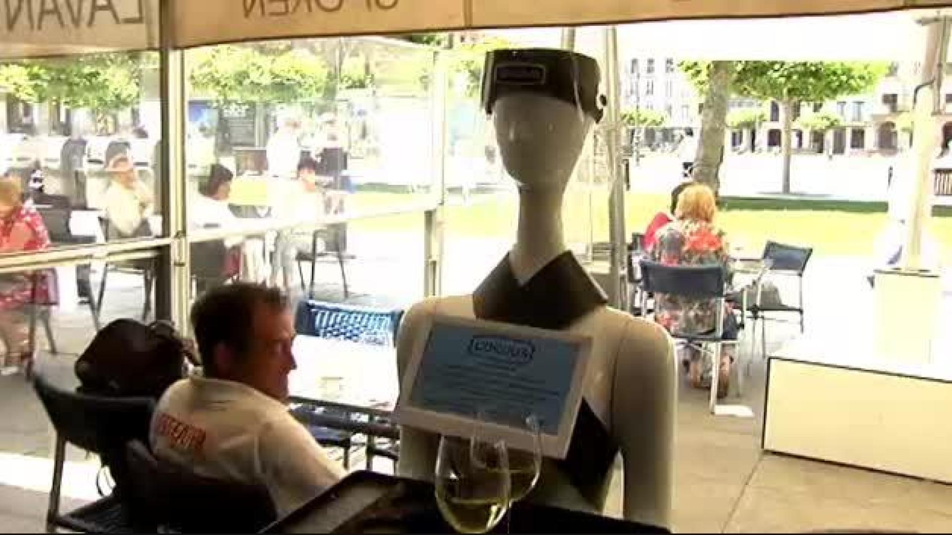 Un bar de Pamplona “contrata” a un robot para servir a los clientes