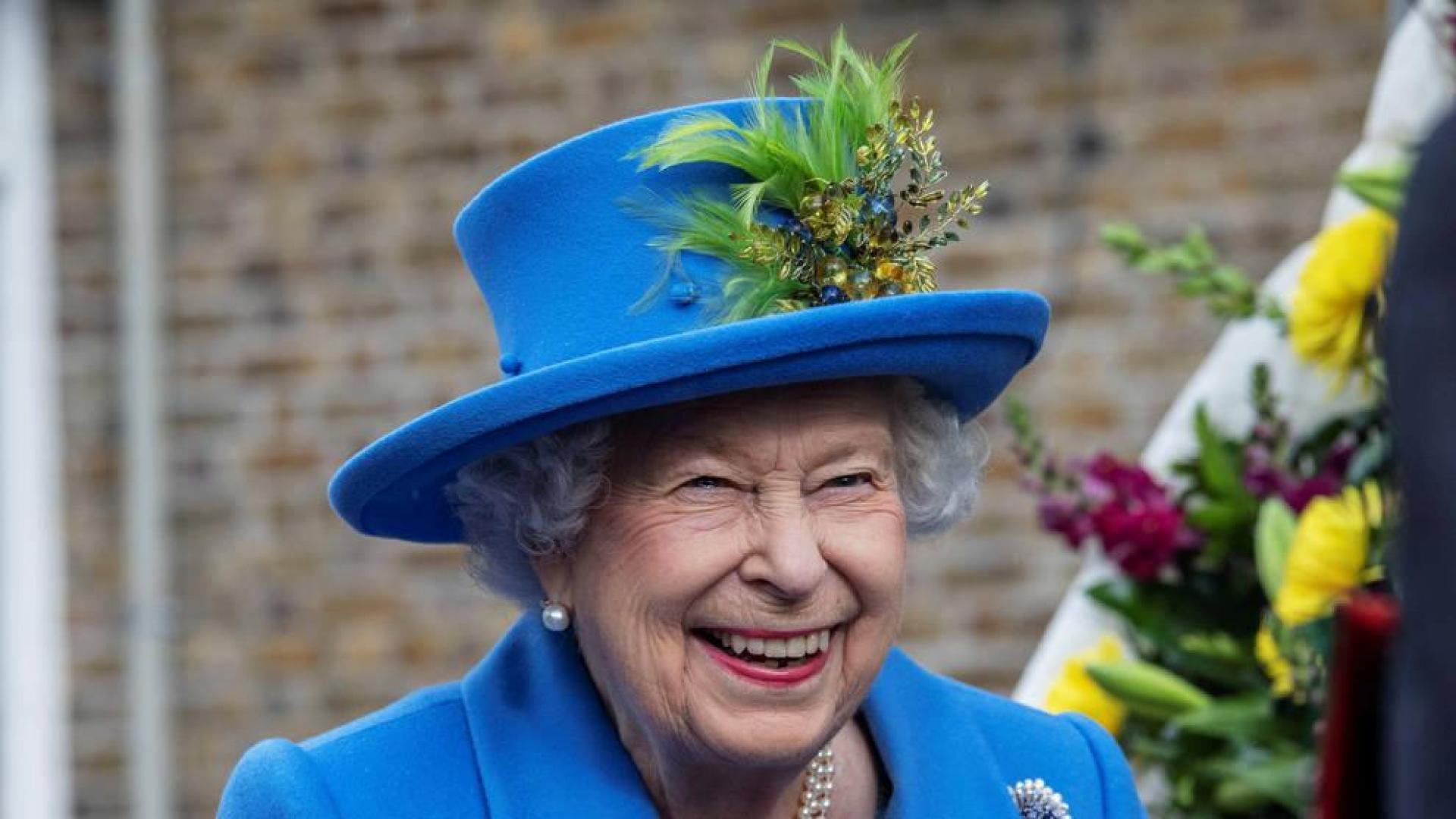 Isabel II busca un asistente competente