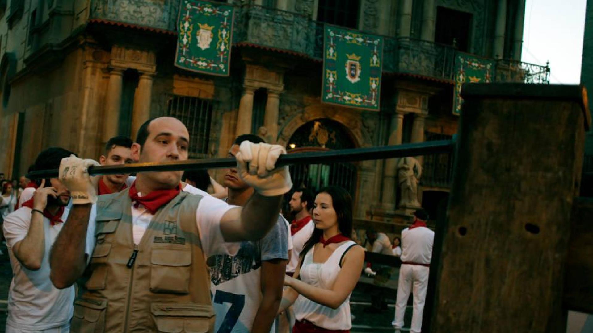 Xabier Aldaz montando el vallado, una mañana de Sanfermines de 2016.