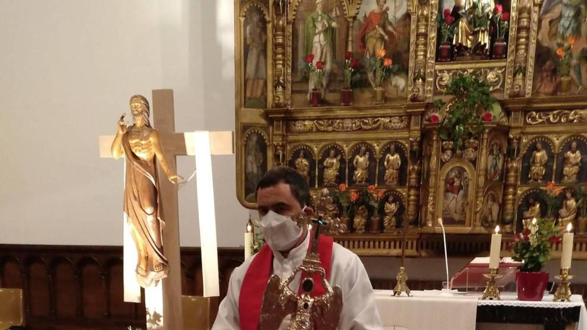 Mikel Garciandía, con la efigie de San Miguel, en Barañáin.
