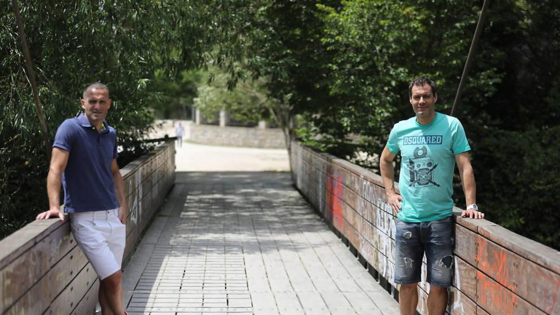 Momentos de la celebración del ascenso en el palco tras el encuentro, en la Plaza del Castillo con Mateo en la imagen y a pie de campo con Cruchaga aclamado por los aficionados.
