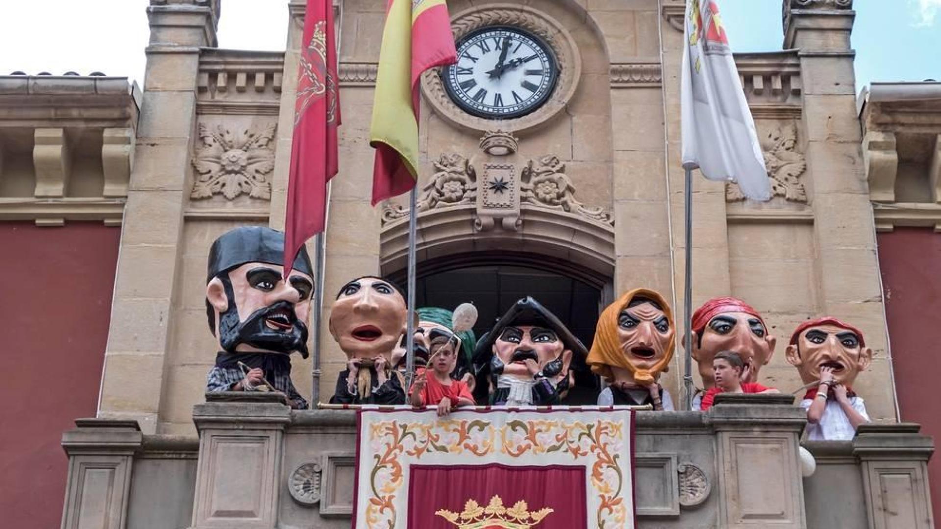 Los cabezudos se asoman al balcón consistorial a su regreso el año pasado de la despedida de la plaza de los Fueros.