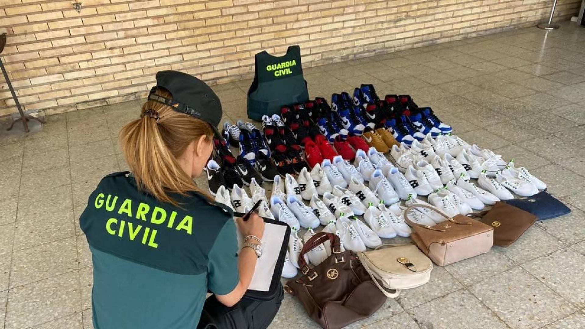 La Guardia Civil se incauta de calzado deportivo valorado en 3.700€ en un mercadillo