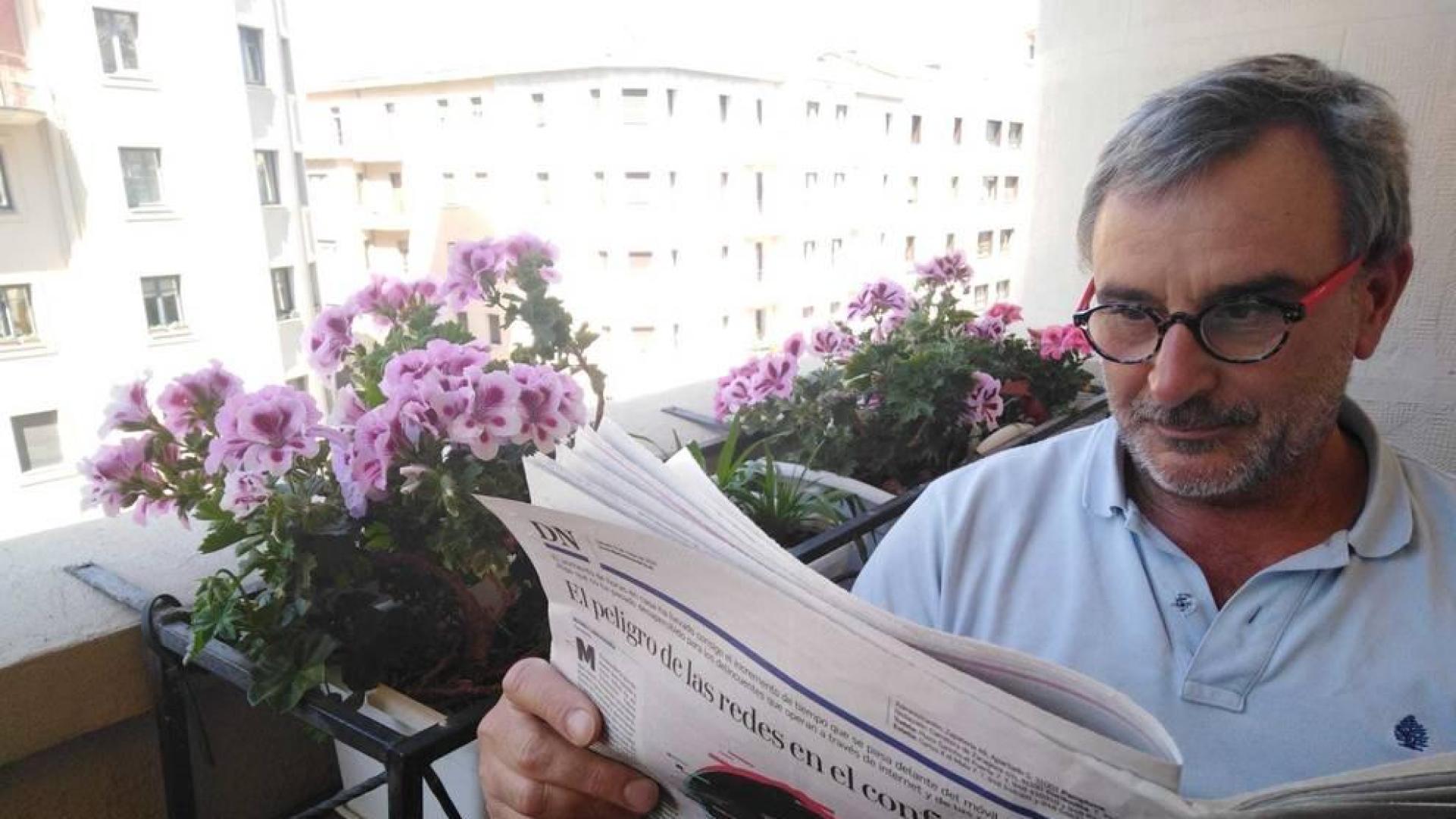 Jontxo Cibiriáin Osés nos envía su foto leyendo Diario de Navarra desde su balcón