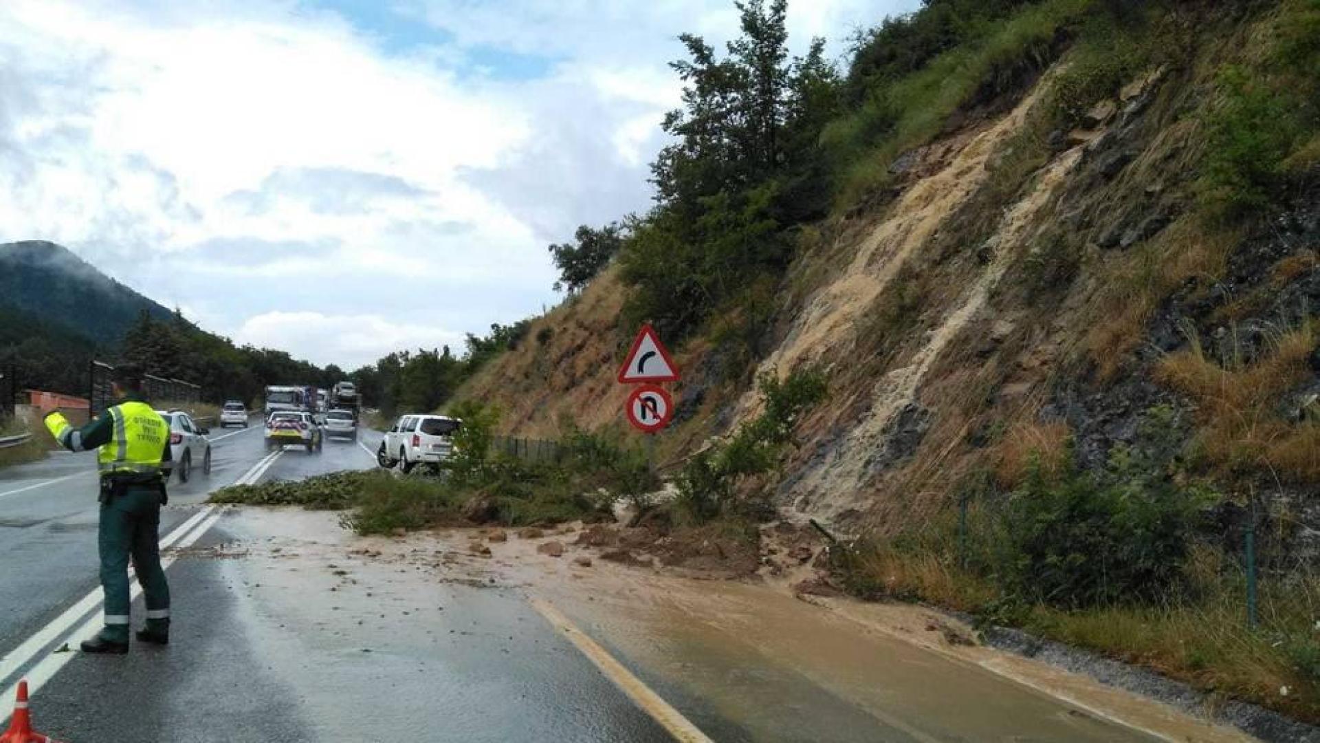 Guardia Civil regula el tráfico en el lugar del desprendimiento.