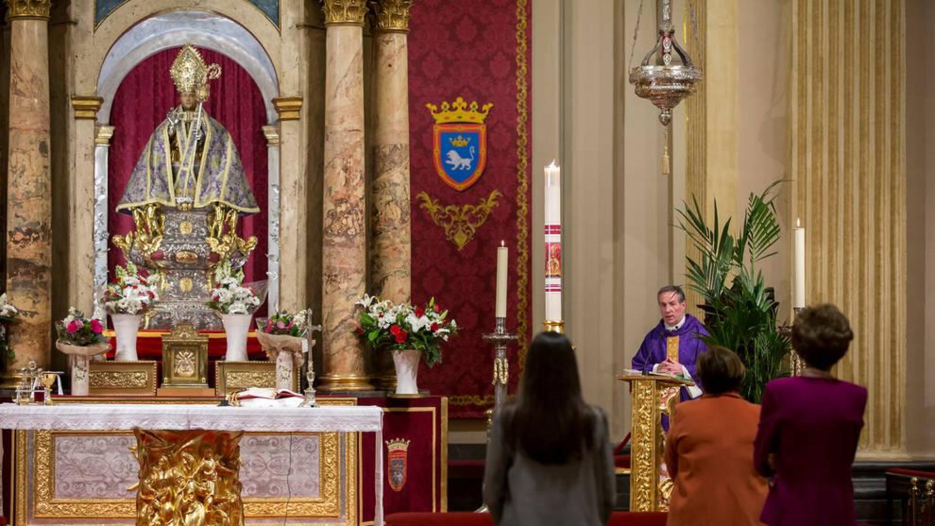 La misa de la escalera dice 'gracias' en el sexto peldaño
