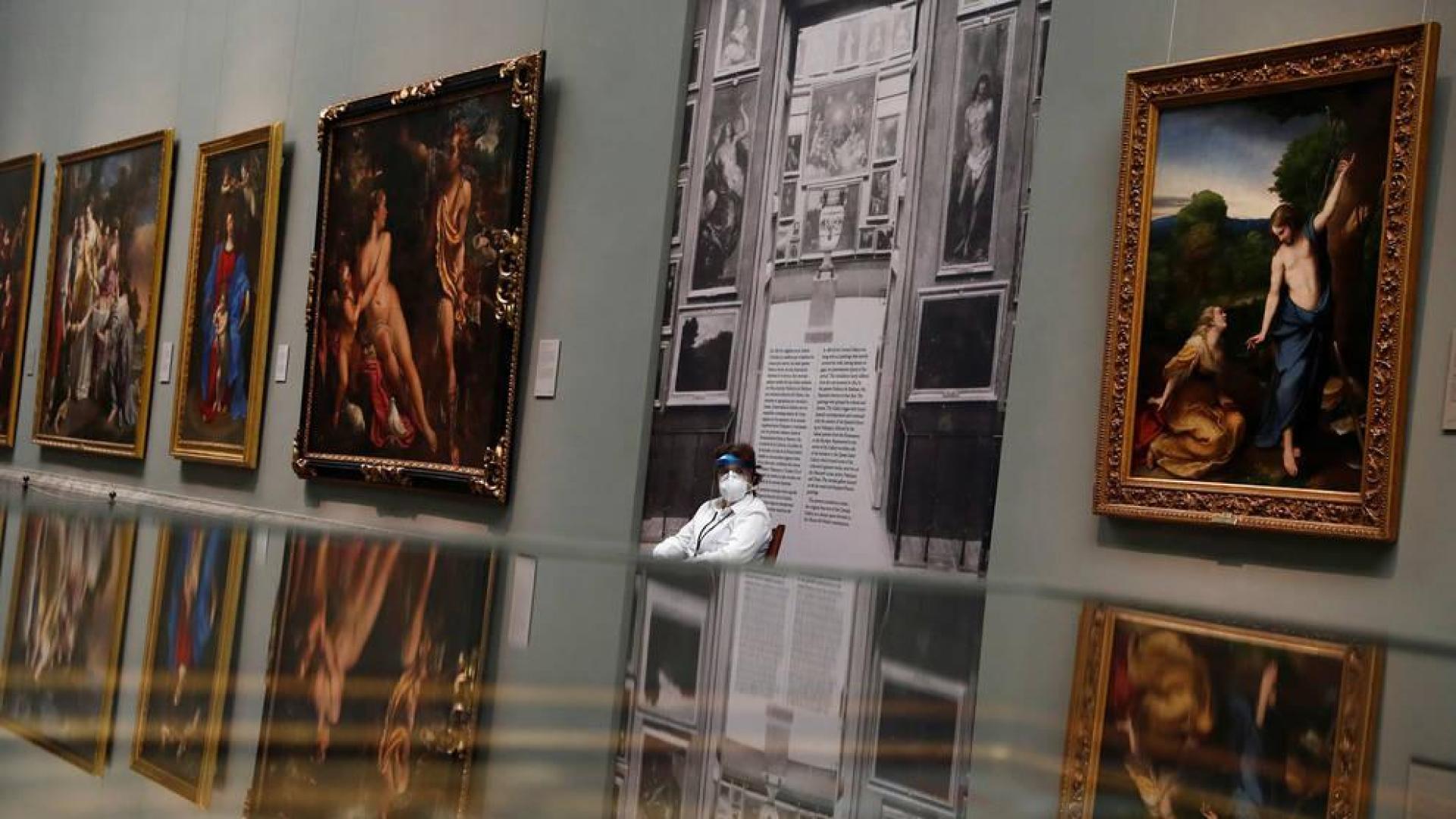 Una trabajadora del Museo del Prado.
