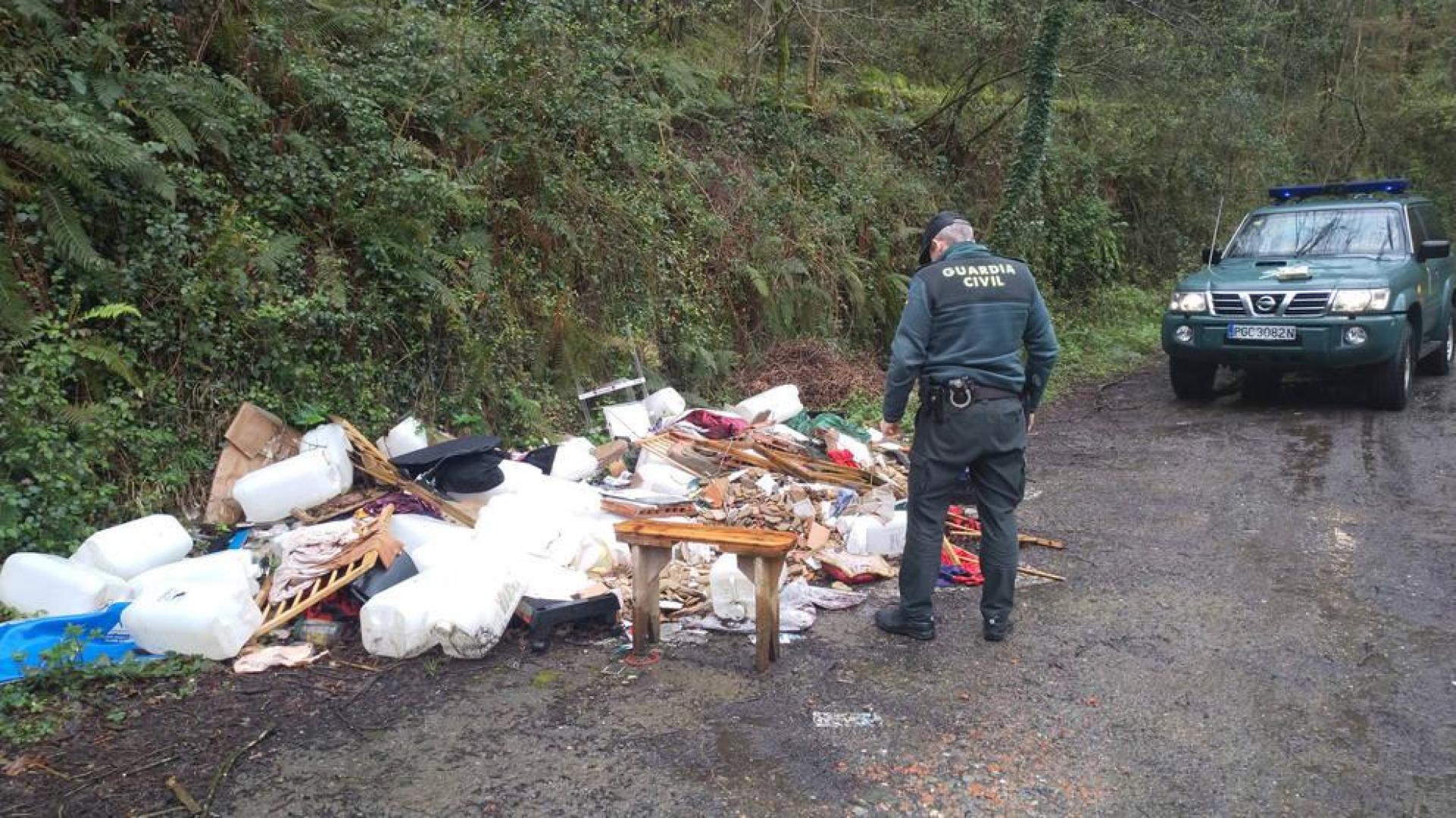 Localizada una empresa que vertió basura y documentación a orillas del río Araxes en Araitz