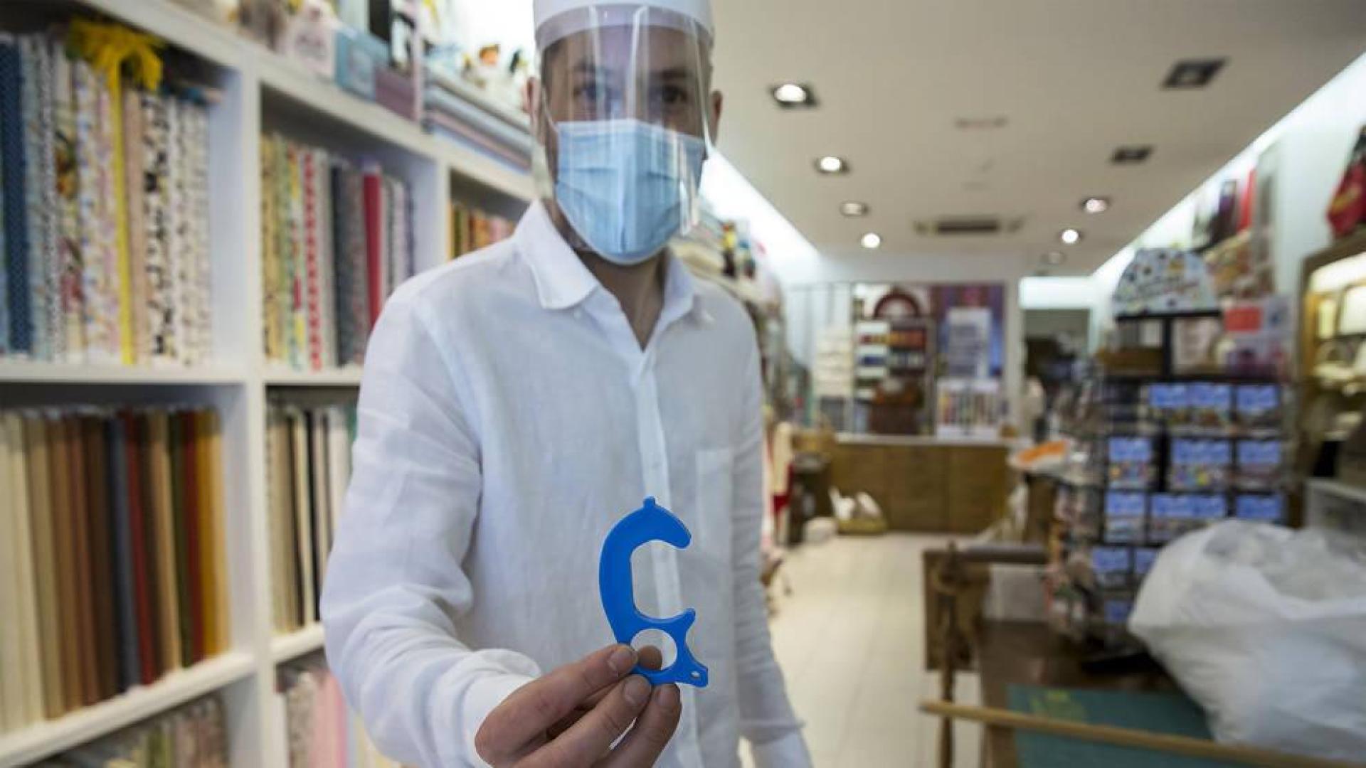 El Ayuntamiento de Pamplona reparte 26.000 dispositivos 'non-touch'