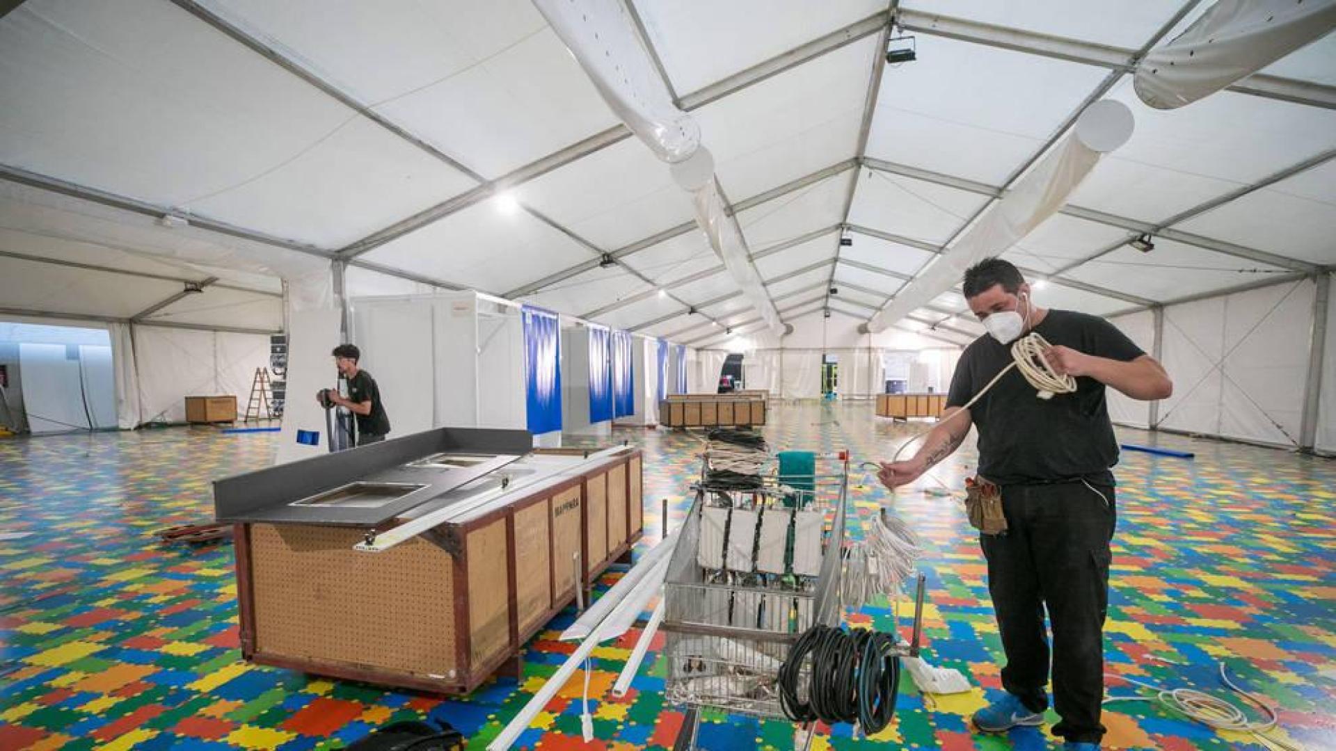 Desmontaje del hospital de campaña que se instaló en la Sala Multiusos del Auditorio de Zaragoza.