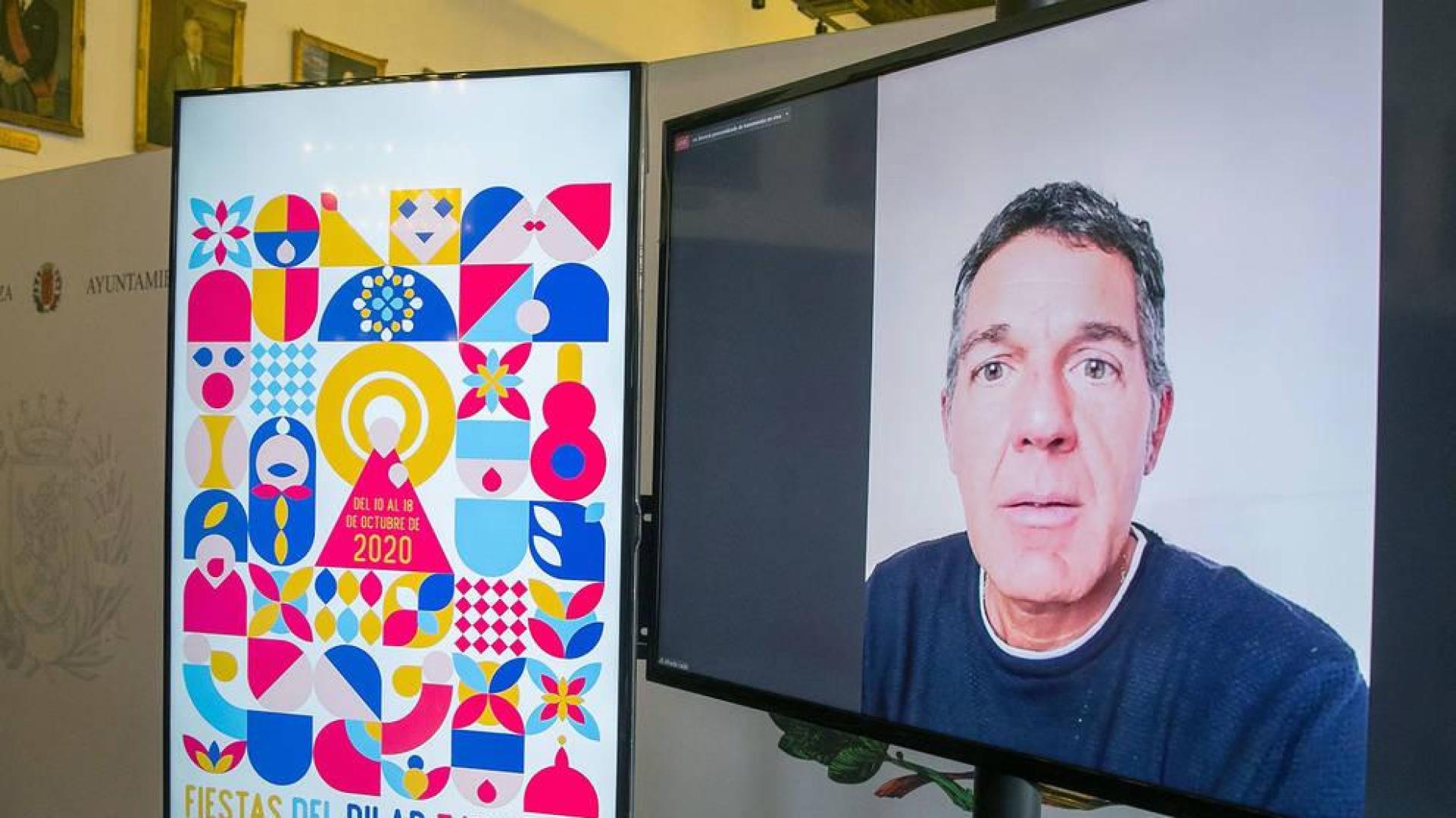 El diseñador navarro Alfredo León Mañú asiste por videollamada a la presentación de su obra "Pilares geométricos".