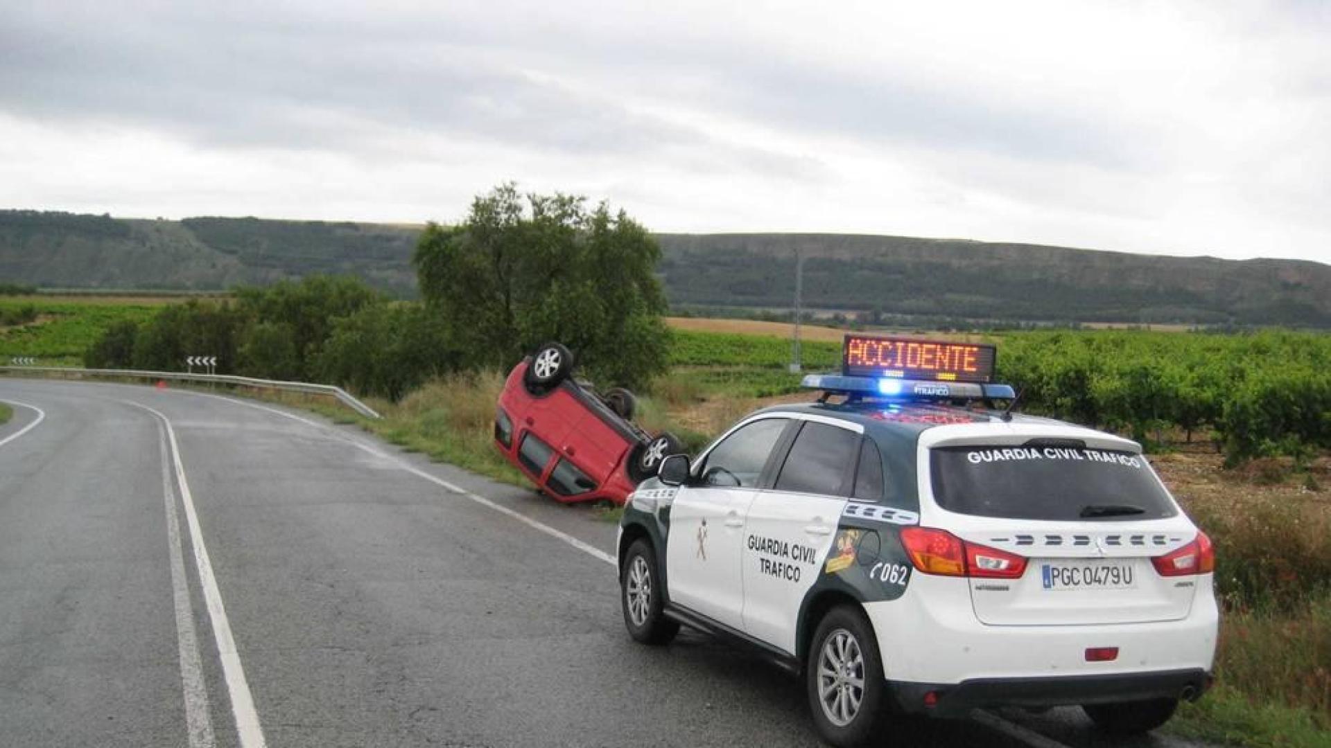 Atendido el vuelco de un coche en Tierra Estella