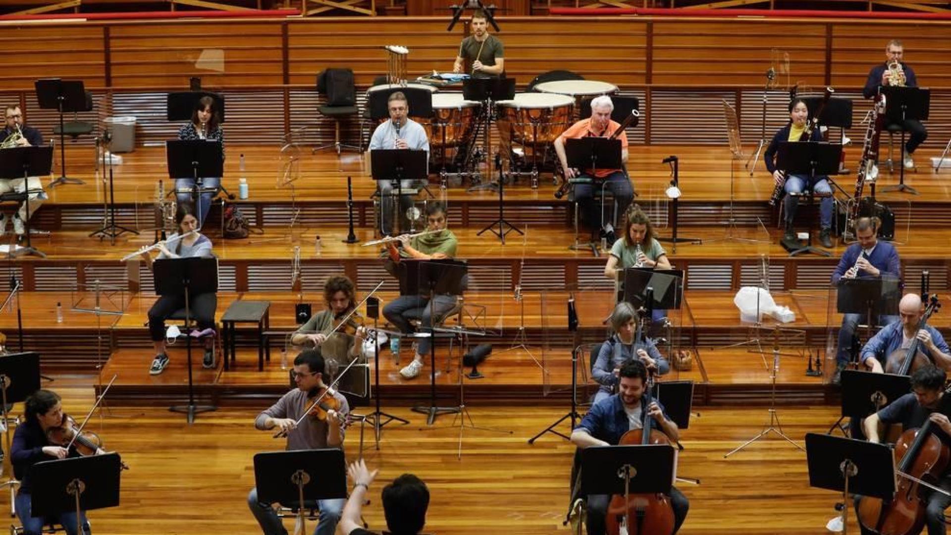 El director de la Orquesta de Euskadi, el norteamericano Robert Treviño (c), dirige este martes la "desescalada" de la OSE, al convertirse en la primera agrupación española que retoma los ensayos, adoptando todas las medidas de seguridad establecidas por las autoridades sanitarias, para preparar un programa especial denominado "Euskadiko Orkestra Martxan!" (La Orquesta de Euskadi en marcha).