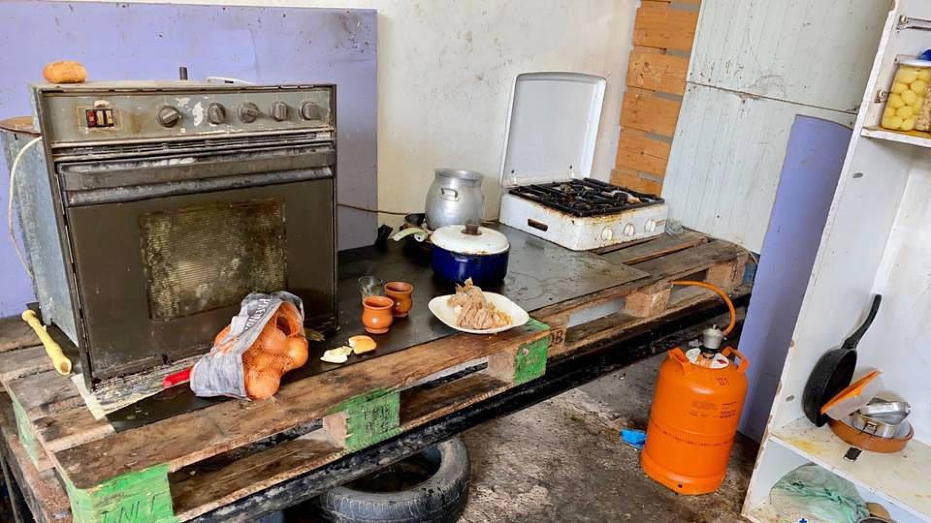 Condiciones de la cocina que estaba habilitada en la nave.
