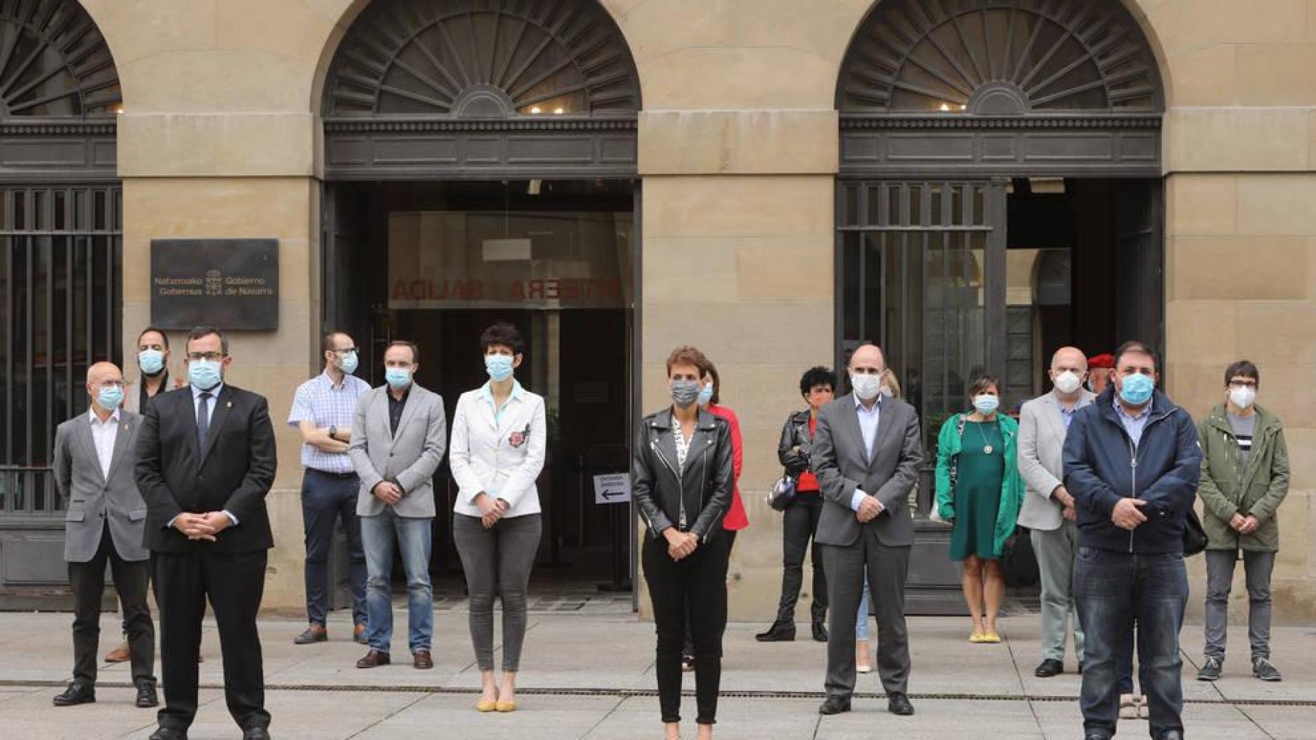 Un minuto de silencio por las víctimas del coronavirus. El Gobierno y el Parlamento navarro, la Delegación del Ejecutivo central y personal de la administración de Justicia guardaron este viernes un minuto de silencio en recuerdo a las víctimas del coronavirus, en el último de los diez días de luto decretados. En la concentración frente al Palacio de Navarra estuvieron los presidentes del Gobierno y la Cámara, María Chivite y Unai Hualde, y representantes de los grupos parlamentarios.