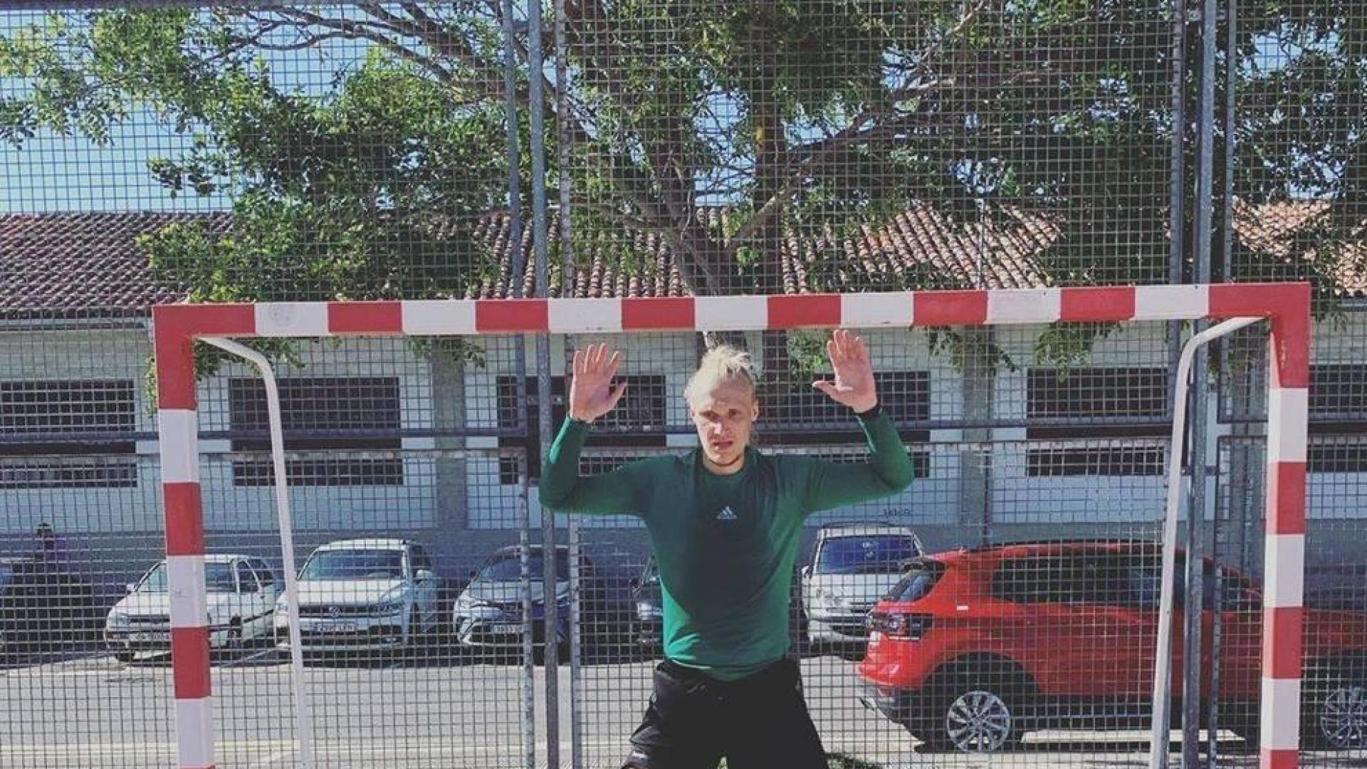El portero danés del Helvetia Anaitasuna, Patrick Bols, en un parque de Pamplona.