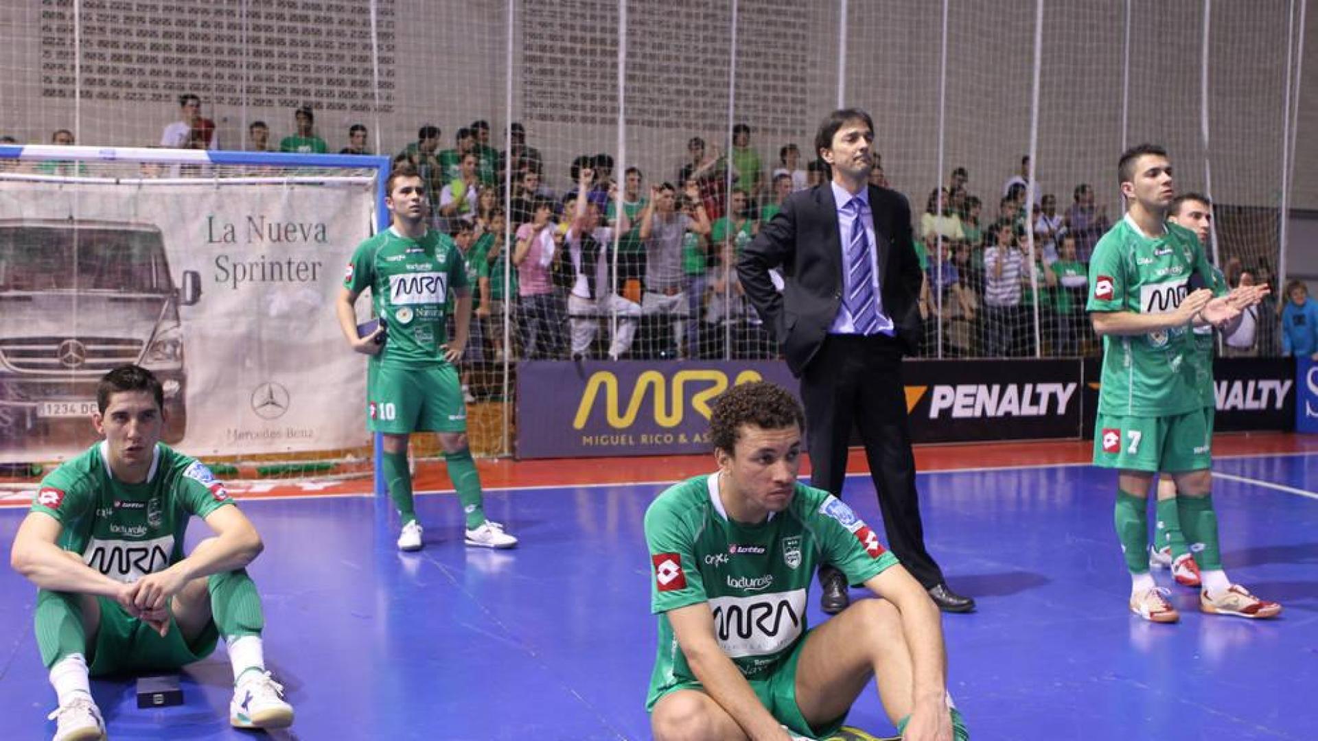 Los jugadores del MRA Navarra Uge, Rafa Usín, Imanol Arregui (técnico), Cuco y Robert, abatidos, tras caer el 6 de junio del 2010.