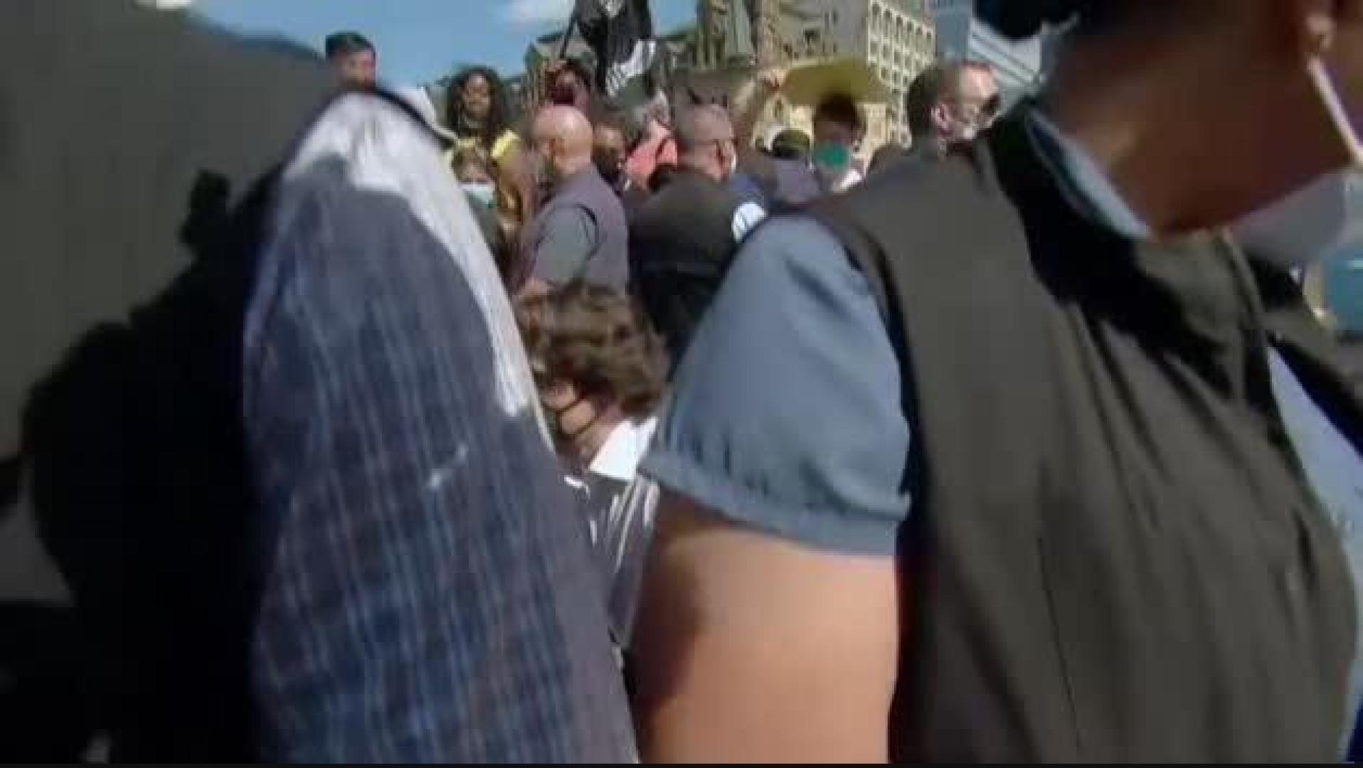 Vídeo: Trudeau hinca la rodilla en apoyo a las protestas contra el racismo en EEUU