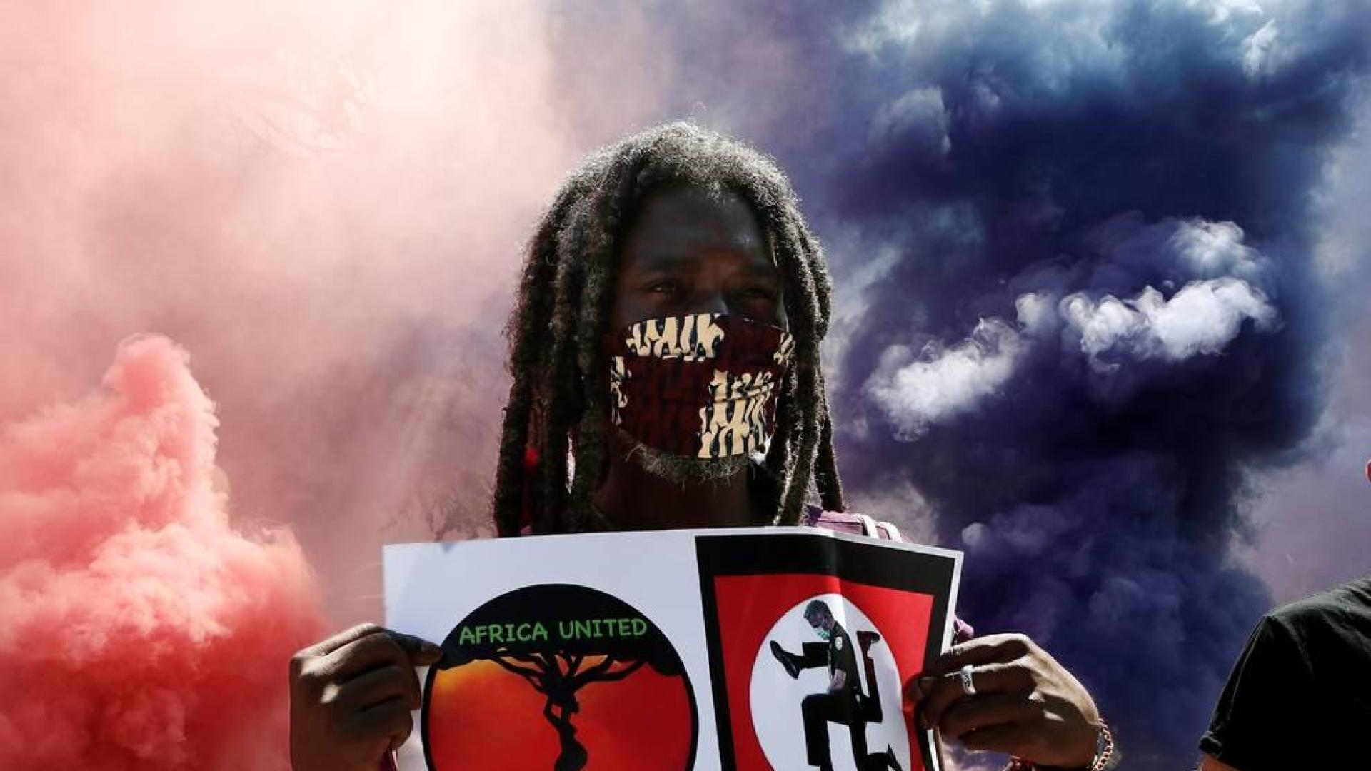 Unas mil personas se han concentrado este sábado en el barrio de la Rochapea de Pamplona para denunciar el asesinato el pasado 25 de mayo de George Floyd en Minneapolis y lamentar el "racismo estructural e institucional"