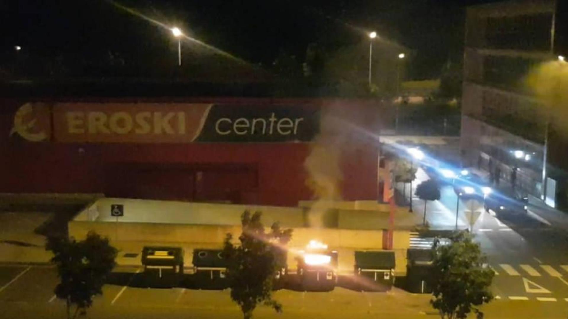 Encapuchados queman de madrugada dos contenedores en Mutilva