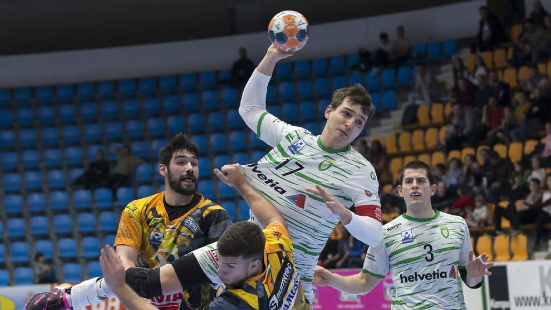 La Asobal afronta una división interna