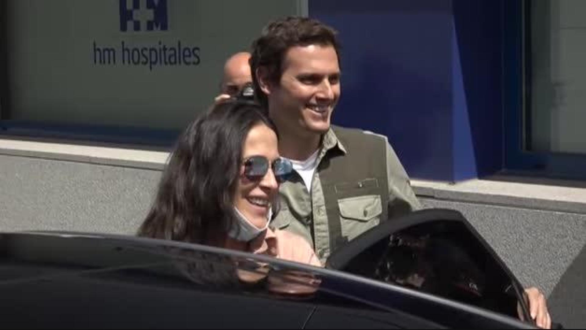 Vídeo: Malú y Albert Rivera abandonan el hospital con su hija recién nacida