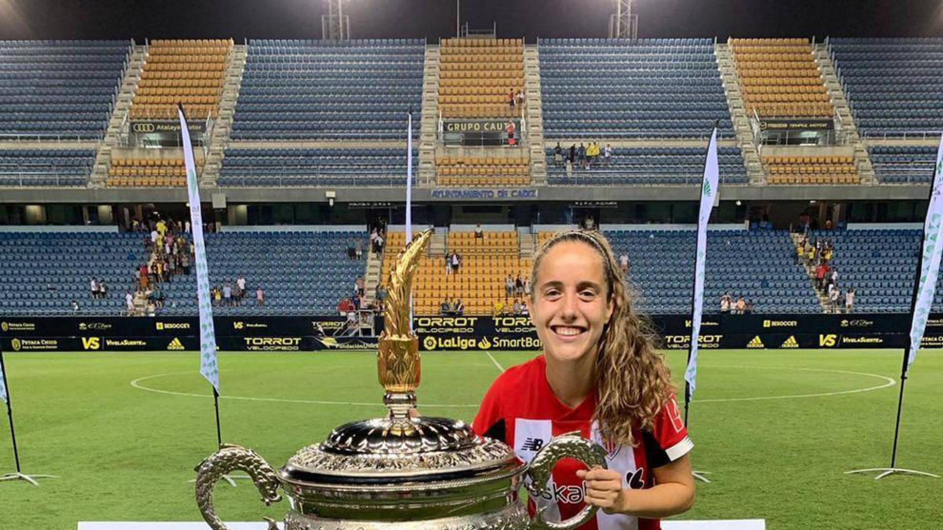 Maite Oroz Areta, junto al Trofeo Carranza que ganó con el Athletic.