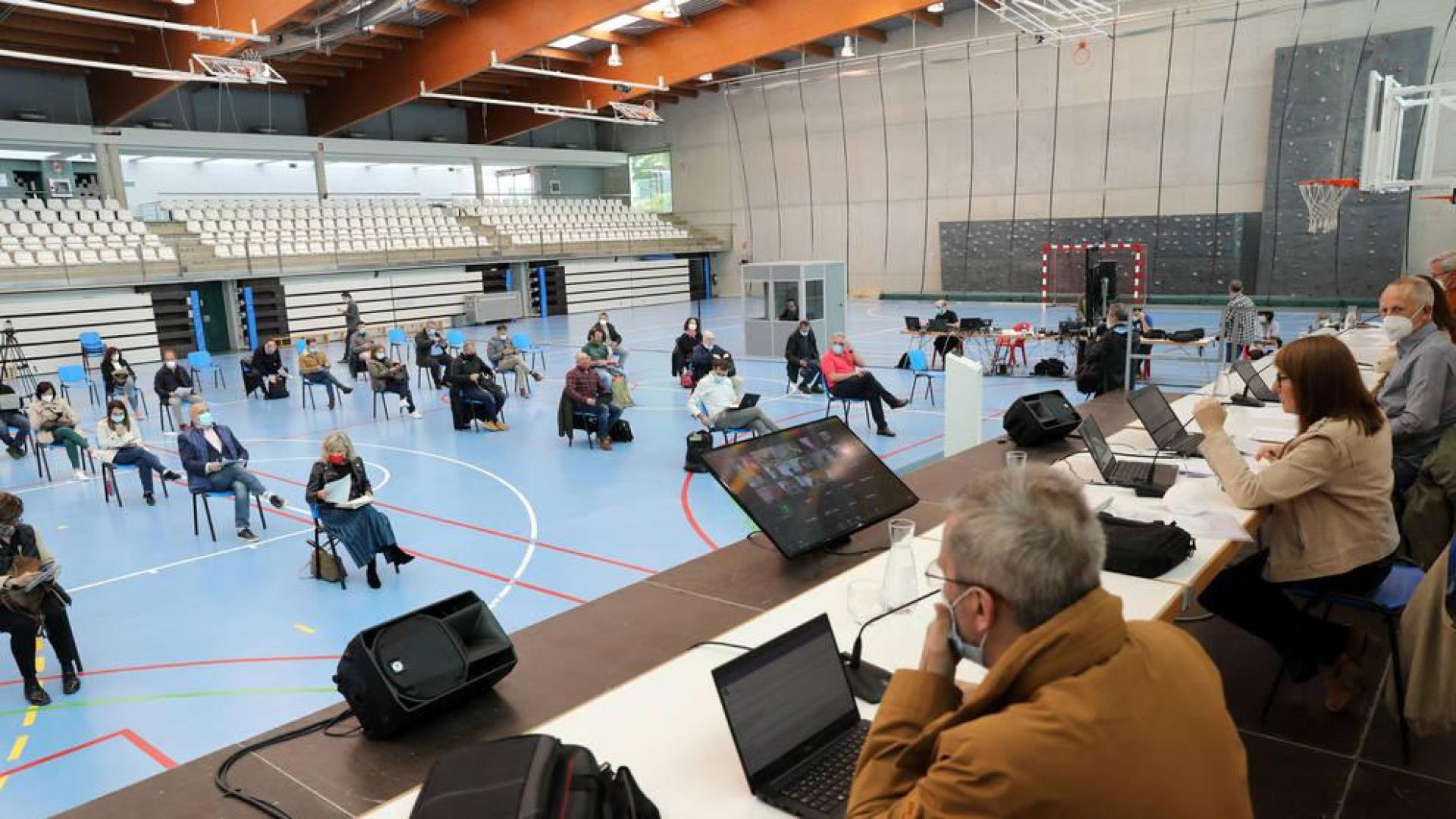 En primer término, la mesa presidencial. Al fondo, los asambleístas que acudieron a Mutilva y a la derecha, los técnicos de la Mancomunidad.