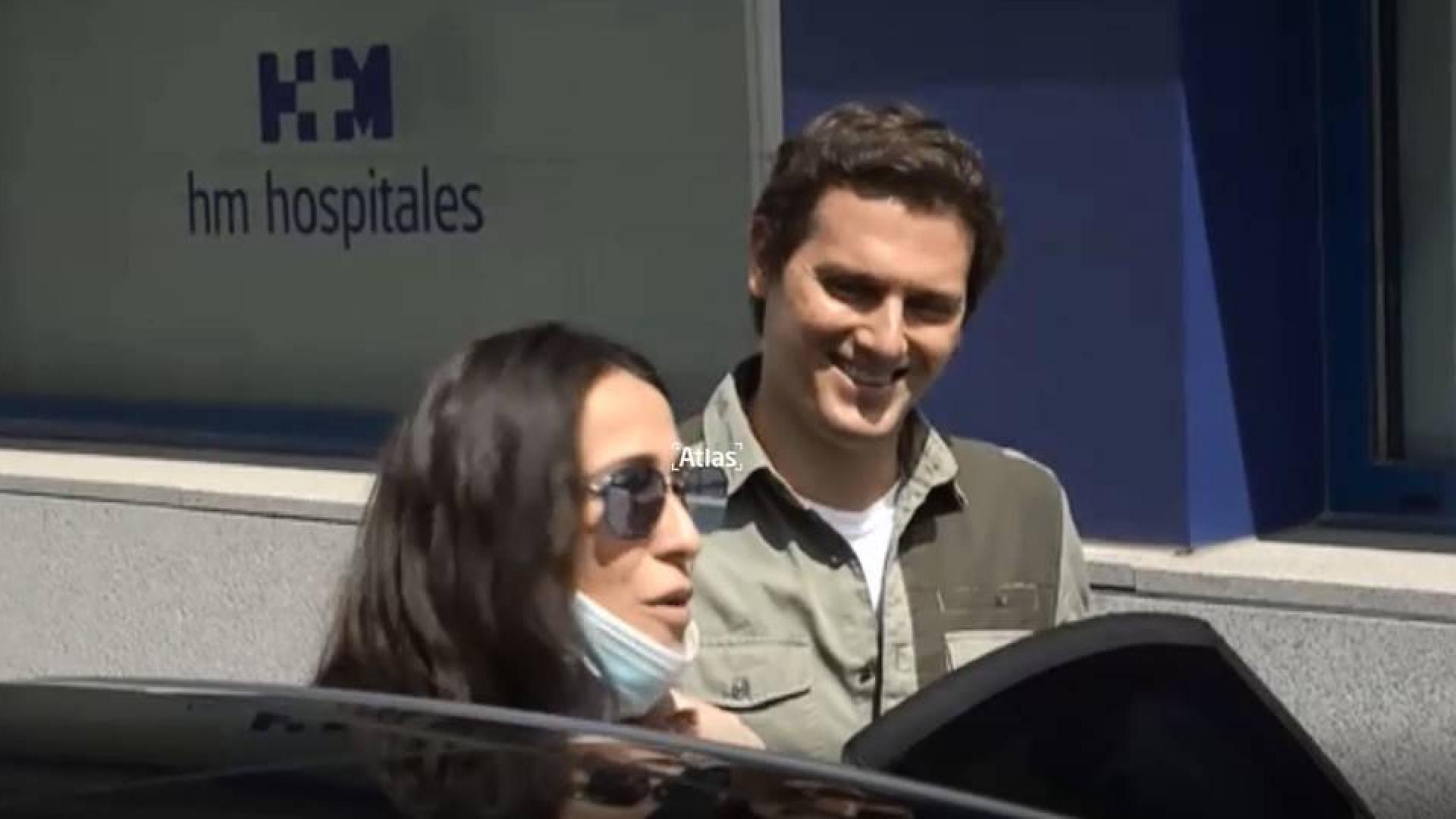 Malú y Albert Rivera abandonan el hospital con su hija recién nacida