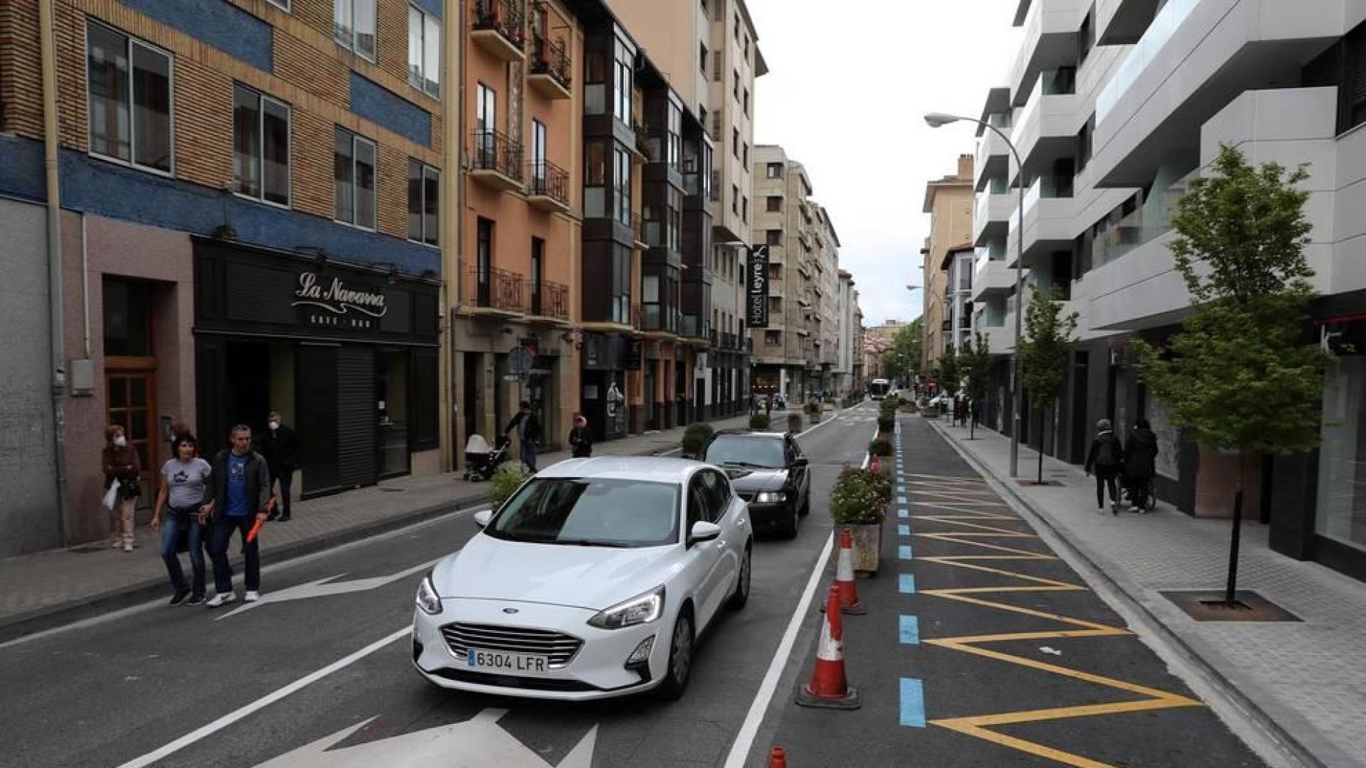 El Ayuntamiento de Pamplona reduce a un carril la calle de la ciudad con la colocación de jardineras en el tramo que cubre desde Labrit hasta la Avenida de la Baja Navarra.