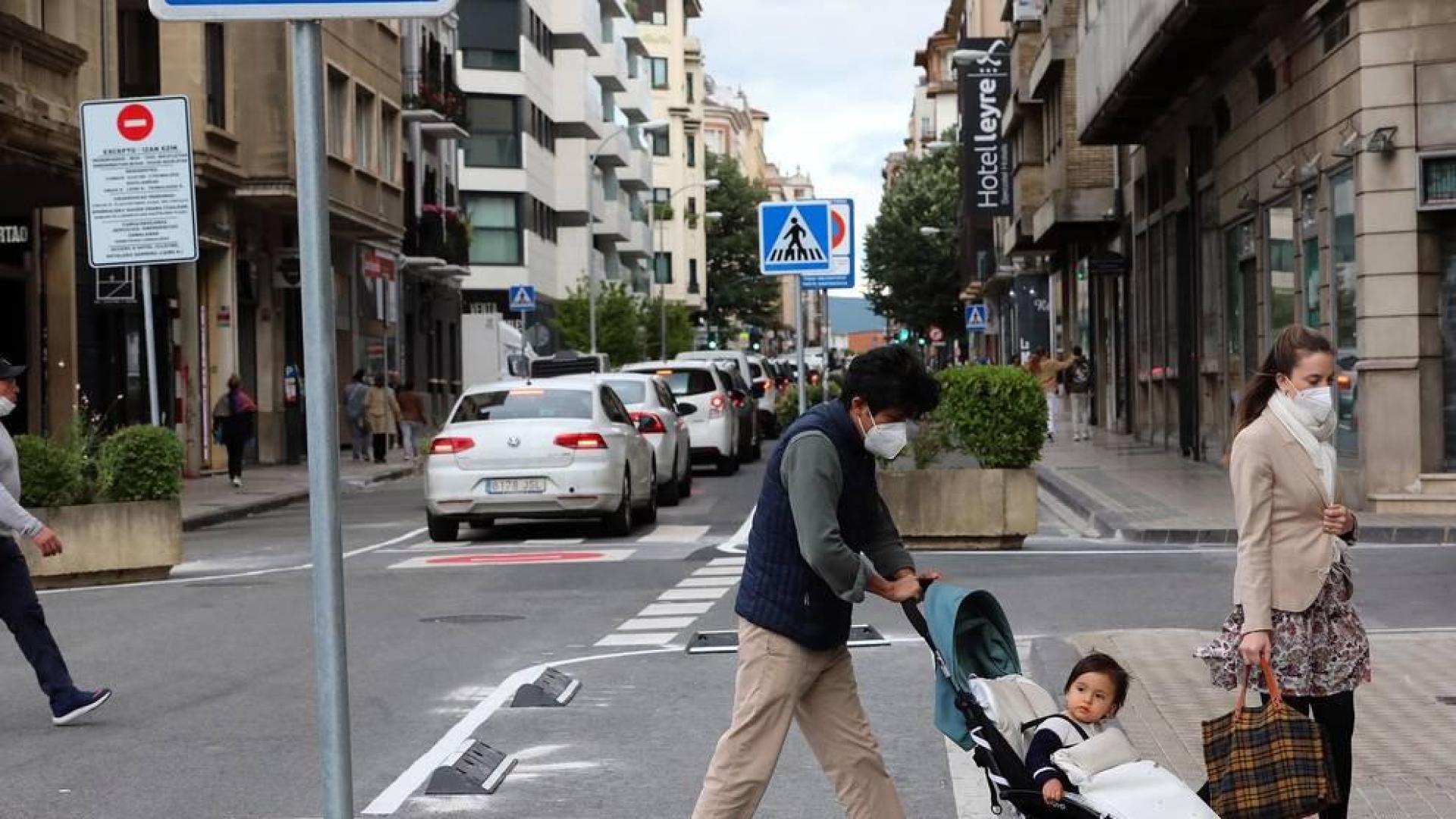 El Ayuntamiento de Pamplona reduce a un carril la calle de la ciudad con la colocación de jardineras en el tramo que cubre desde Labrit hasta la Avenida de la Baja Navarra.
