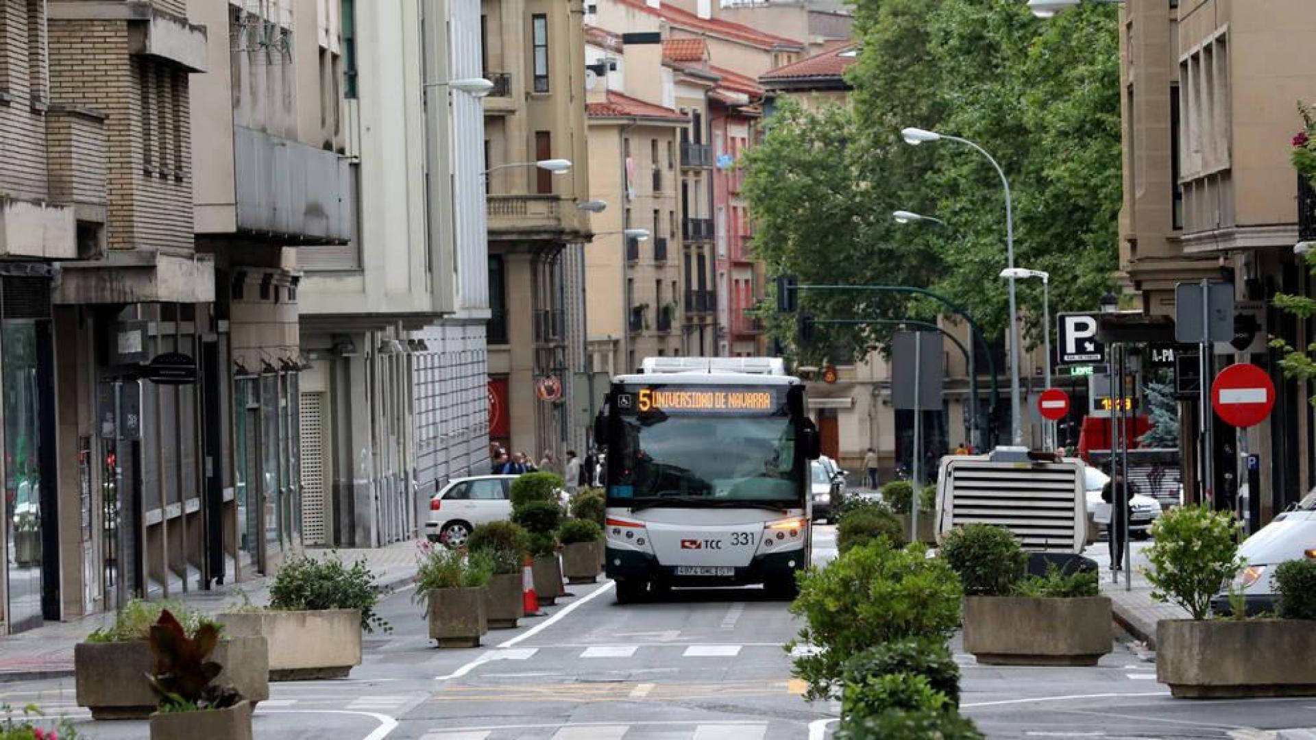 La calle Amaya estrena su nueva imagen más peatonal