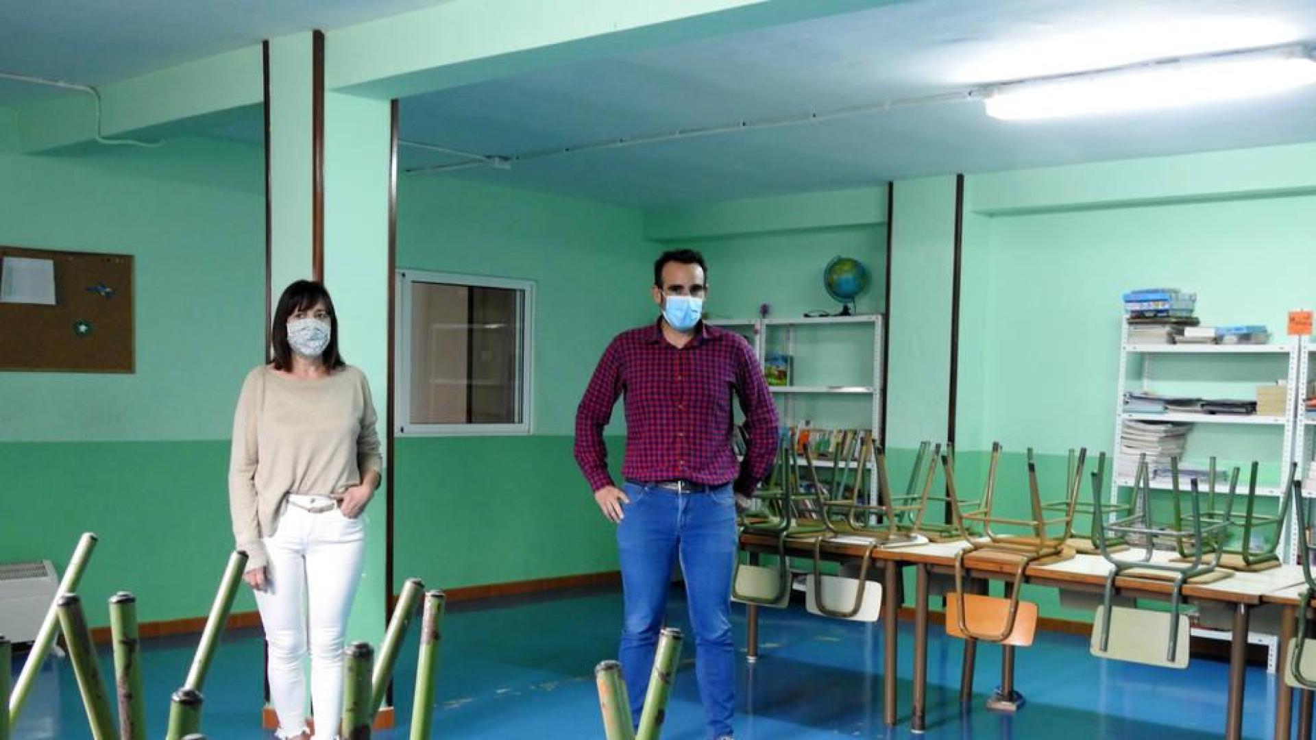 Conchi Ruiz y Rubén Fuertes ayer en el espacio destinado a ludoteca municipal.