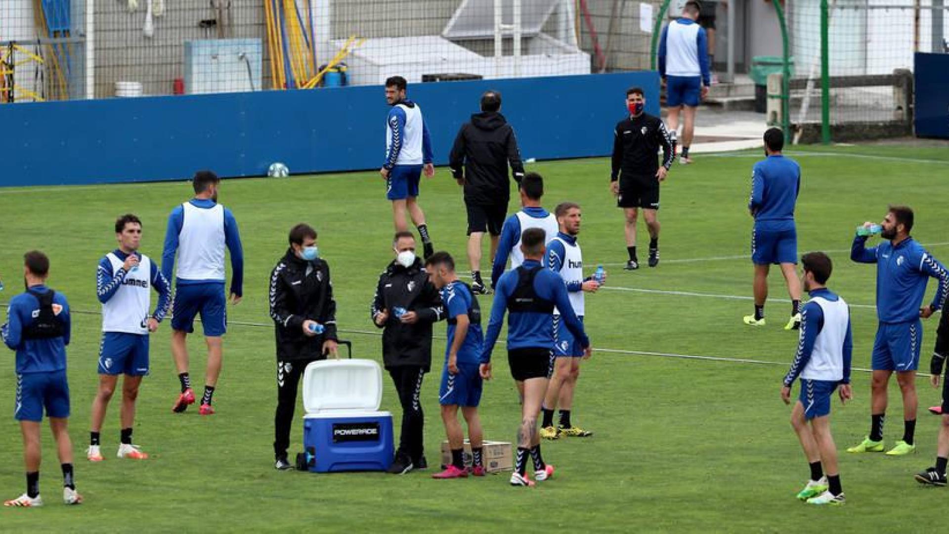 La primera plantilla de Osasuna, este martes por la mañana, al finalizar la sesión de entrenamiento en Tajonar.