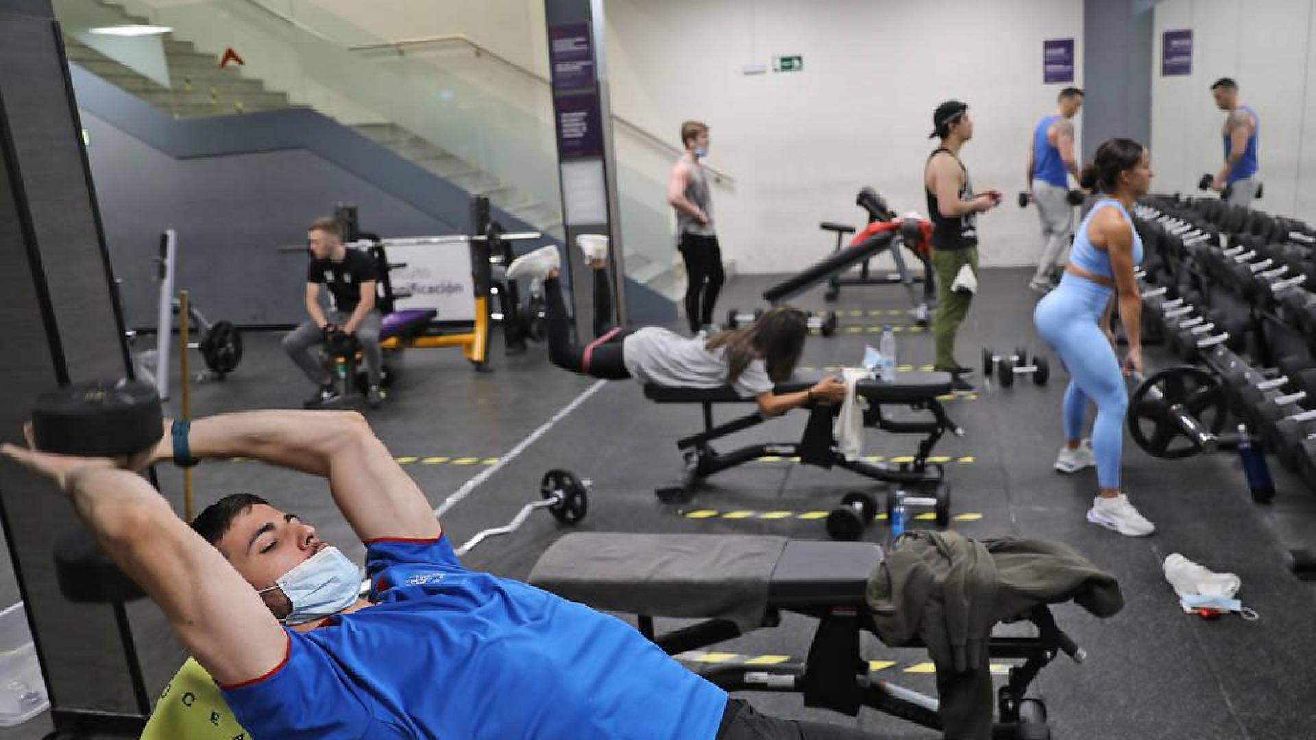 Zona de musculación del gimnasio Altafit de la estación de autobuses de Pamplona. En el suelo, las marcas que delimitan distancias.