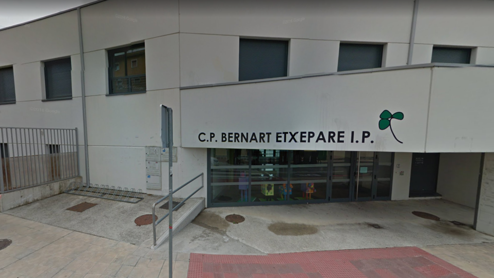 121.000 euros para instalar placas solares en Bernat Etxepare y Doña Mayor