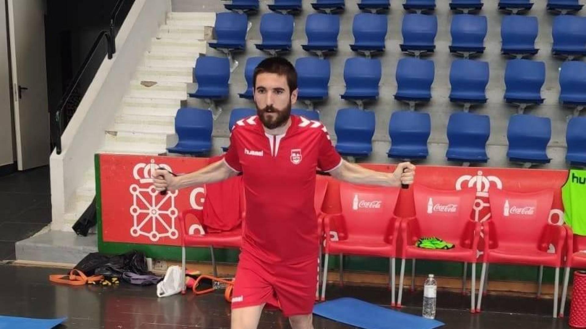 Roberto Martil se ejercita en la primera sesión en Anaitasuna.
