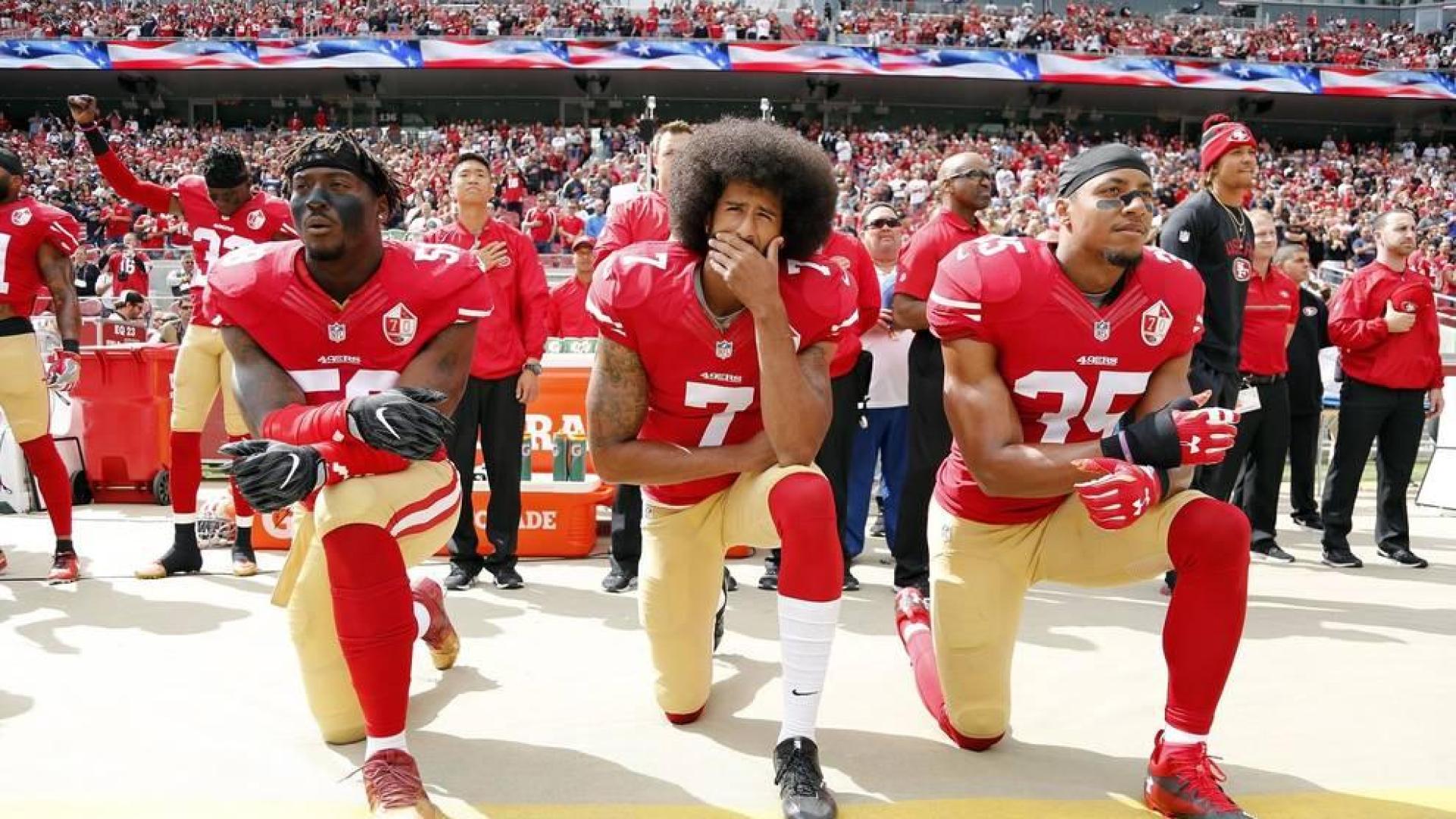 El jugador de fútbol americano Colin Kaepernick fue el pionero, en 2016, al arrodillarse durante la interpretación del himno estadounidense antes de los partidos.
