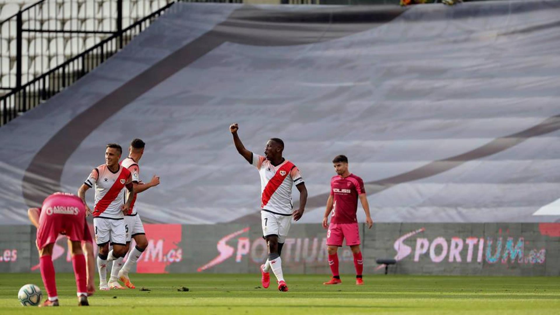 Advíncula levanta el telón de los goles dejando la victoria en Vallecas