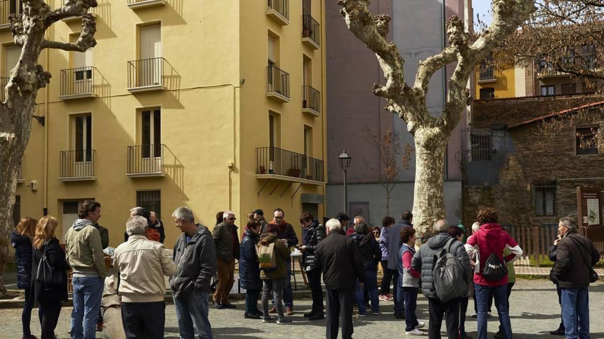 Un año más, la Casa de Castilla y León en Navarra organizó su semana cultural, que ha alcanzado su vigésimo octava edición, con actos señalados como el tradicional pregón de fiestas, la cena degustación o la actuación de grupos autóctonos. La cámara de ¡Click! se acercó la mañana del sábado a la plaza de Santa Ana pamplonesa, donde se desarrolló una jornada de juegos de antaño con actividades como los bolos, la rana, la tanguilla o las chapas.