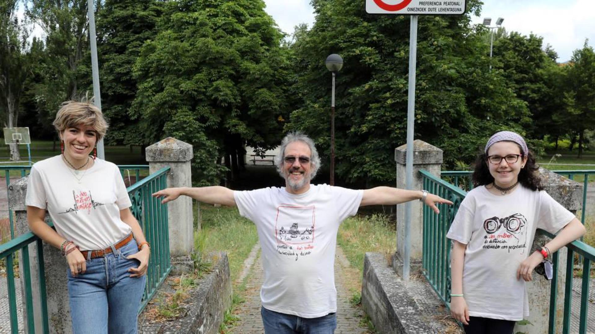 La pamplonesa Garazi Valluerca Albéniz y el madrileño afincado en Navarra, Nicolás Alba Rico, con su hija Irene, y camisetas diseñadas.