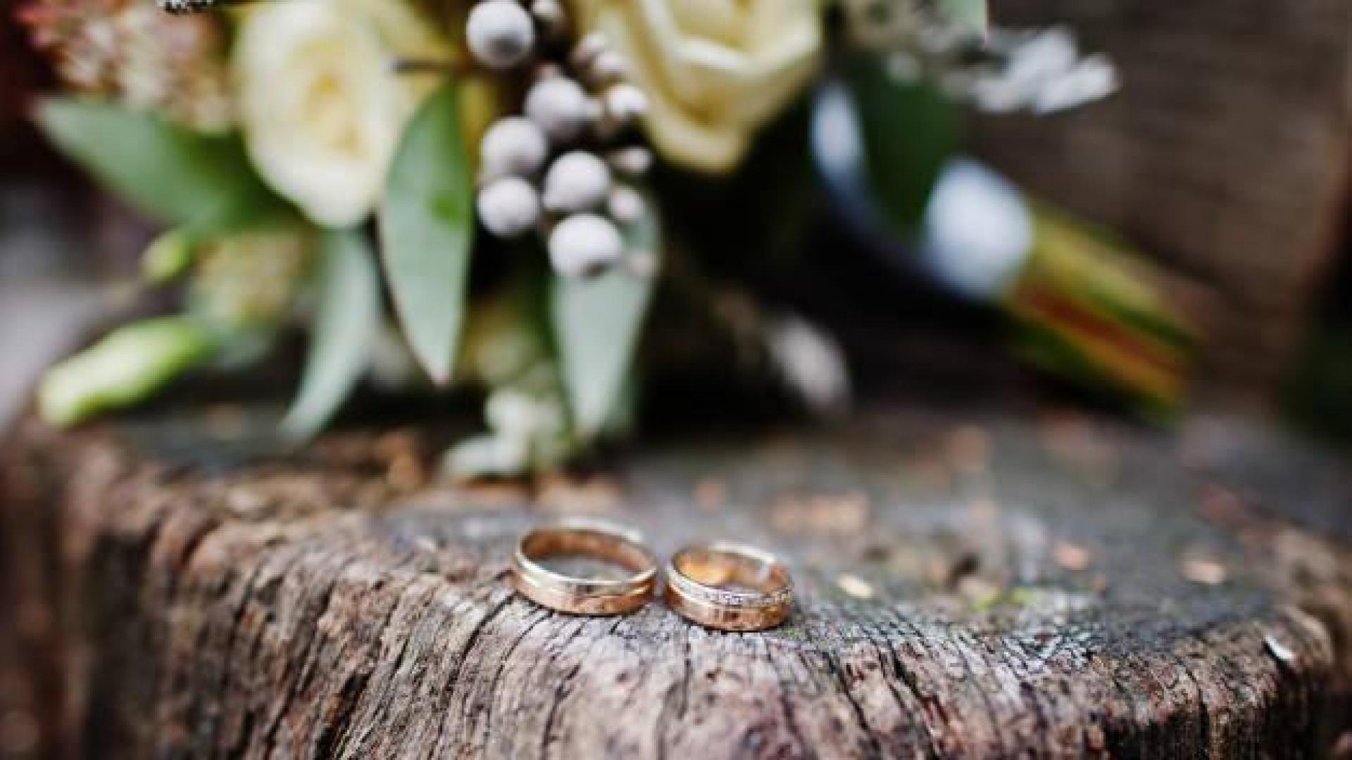 Imagen de dos anillos en una boda al aire libre