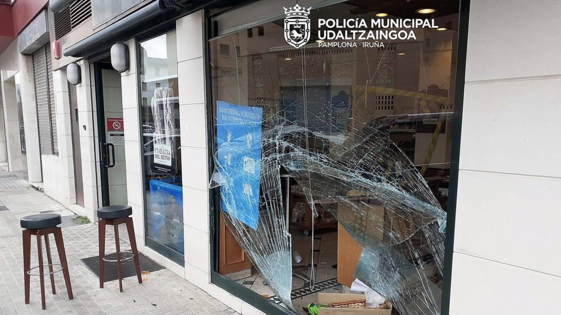 Un coche se empotra contra el escaparate de una cafetería en Pamplona